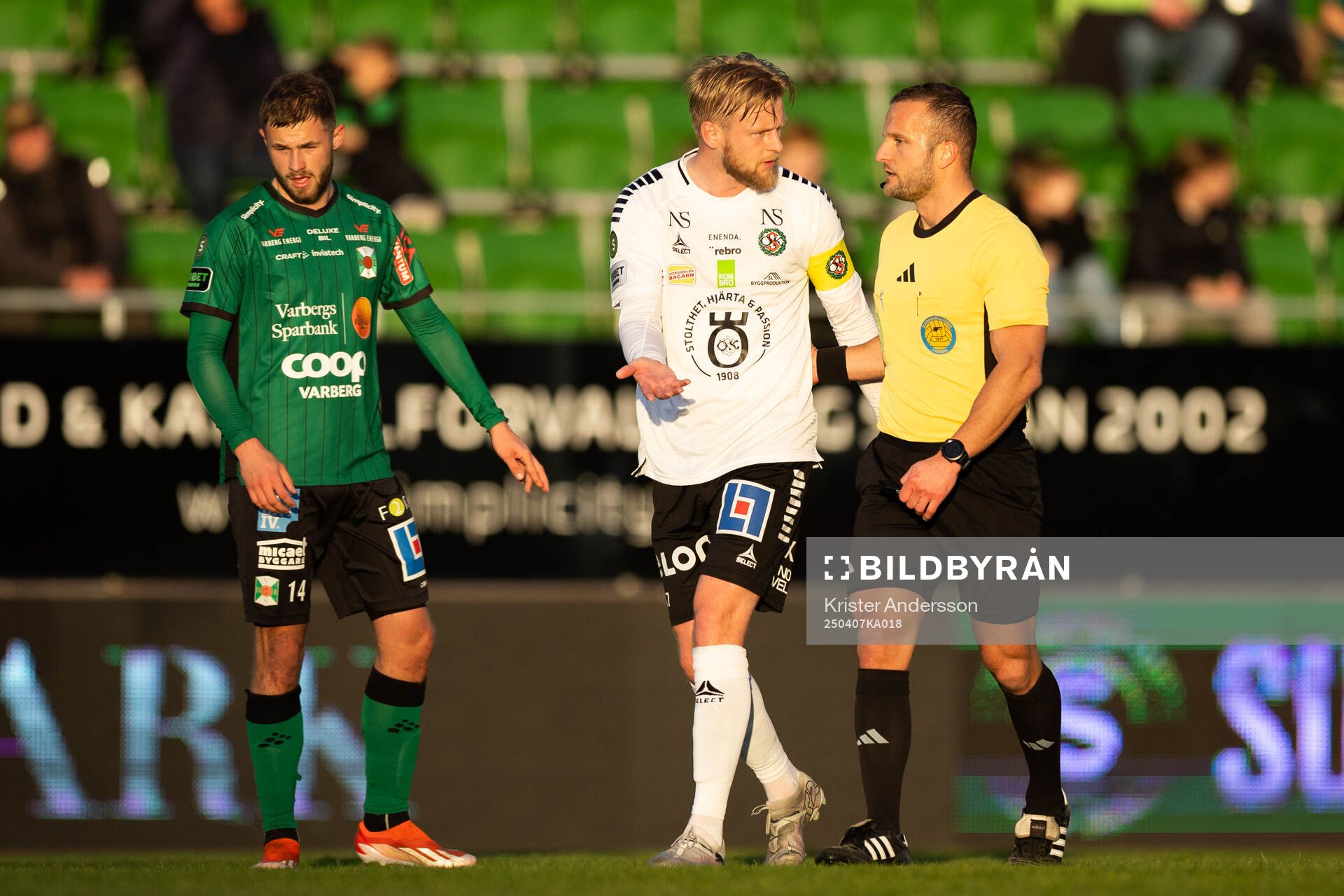 Örebros Karl Holmberg och domare Rinon Hasani