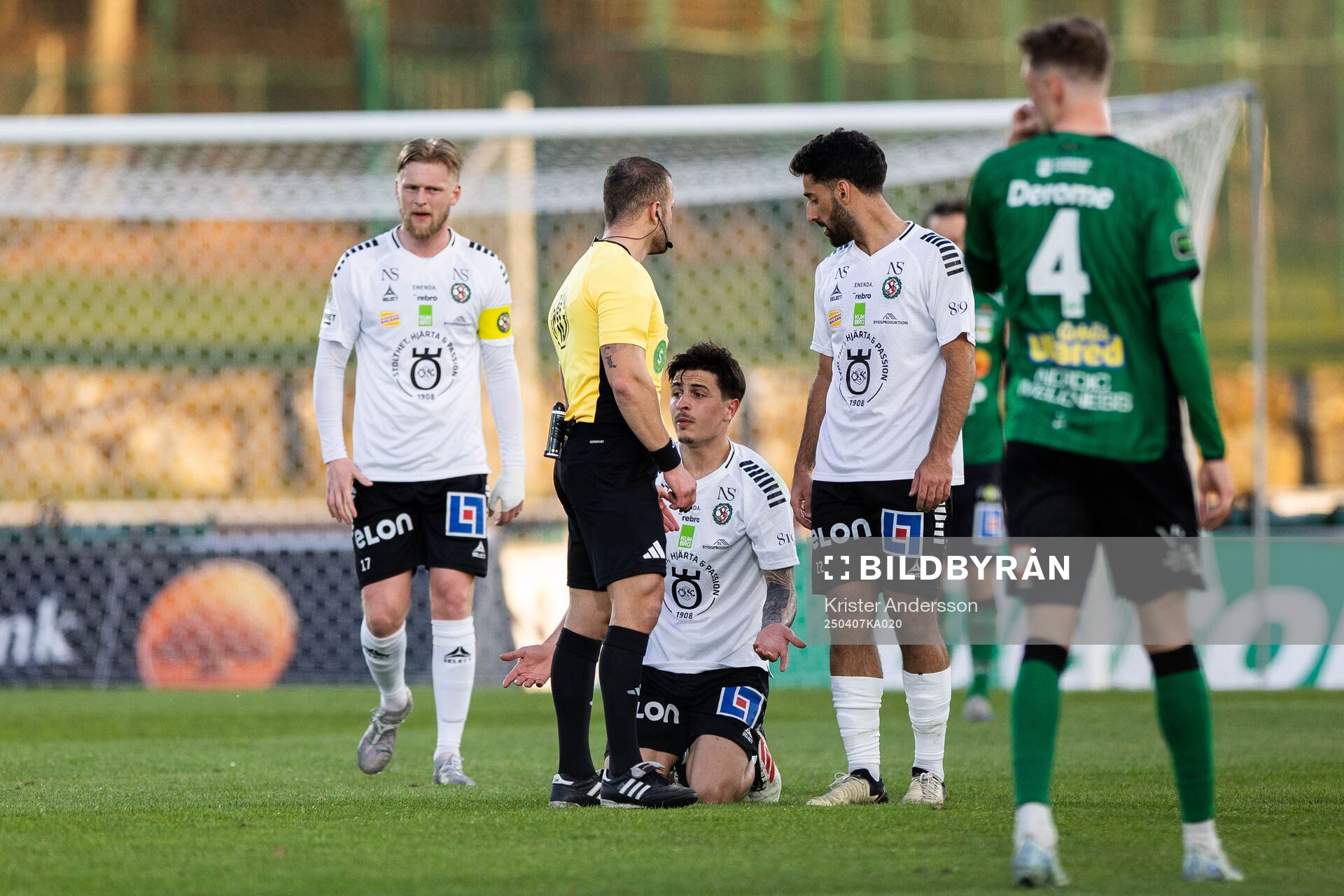 Örebros Antonio Yakoub reagerar mot domare Rinon Hasani