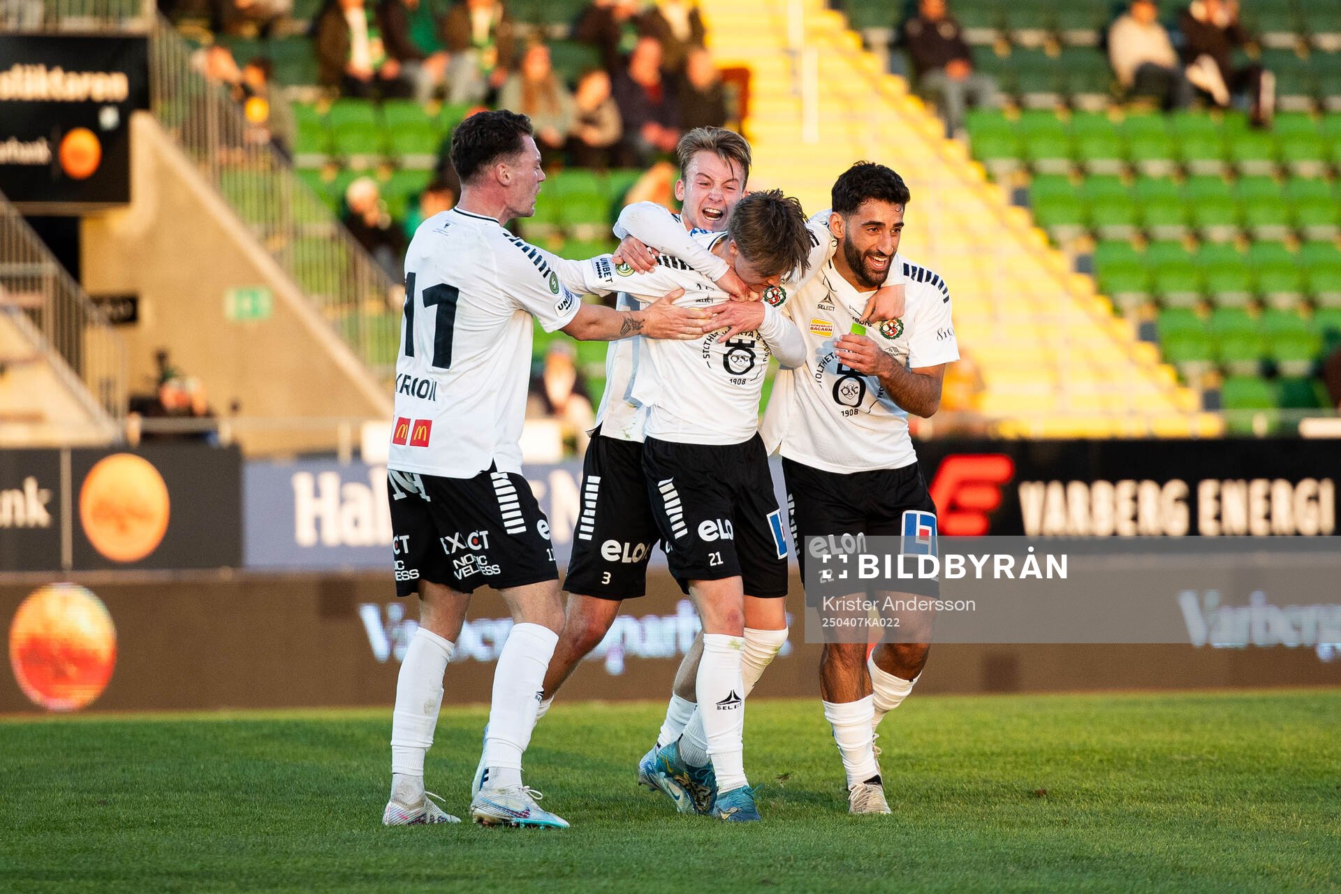 Örebros Linus Alperud jublar med lagkamrater efter 1-1 under fotbollsmatchen i Superettan mellan Varberg och Örebro den 7 april 2025 i Varberg. 