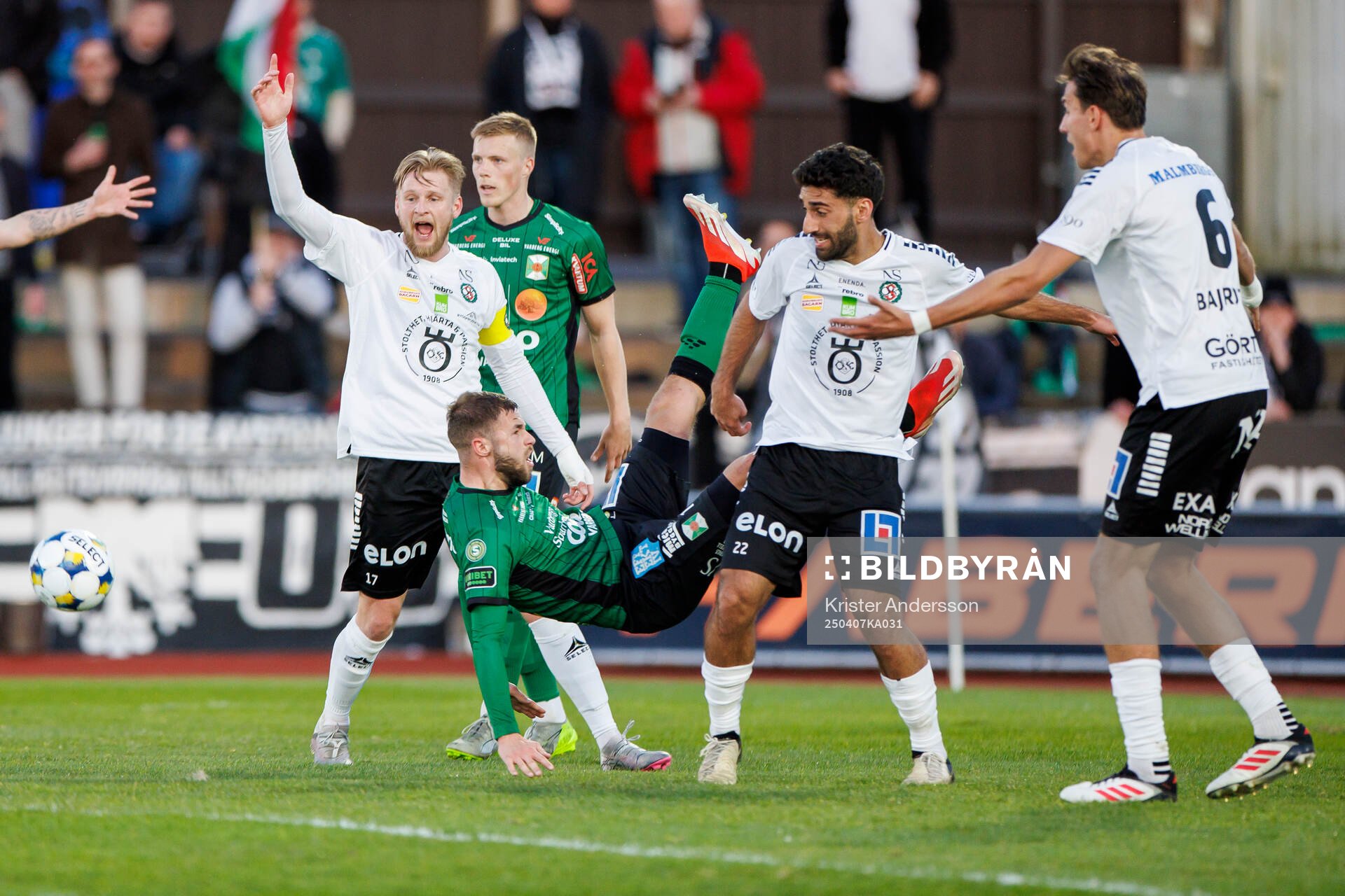 Örebros Karl Holmberg meoch Lucas Shlimon med Varbergs