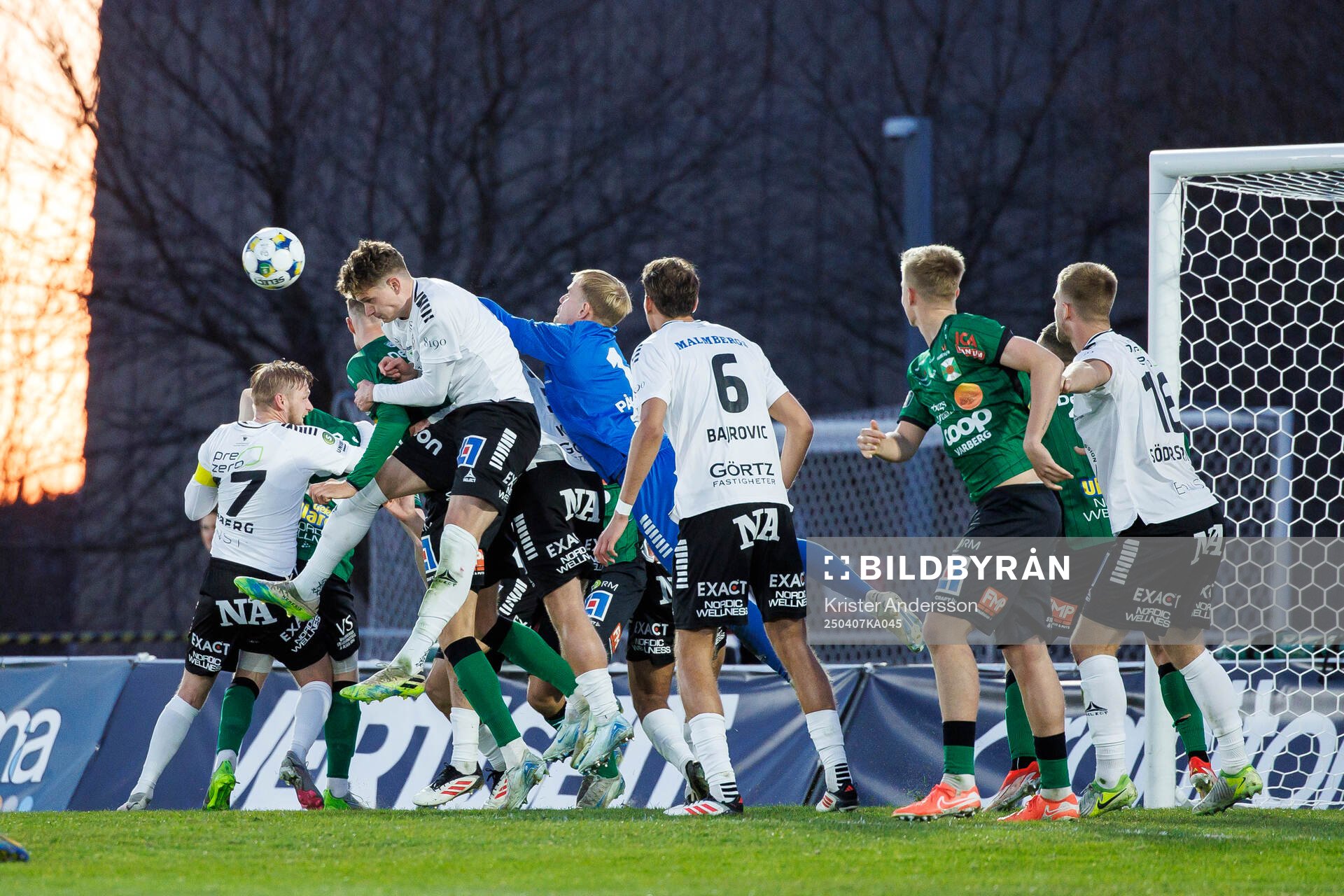 Örebros målvakt Malte Påhlsson boxar bort bollen