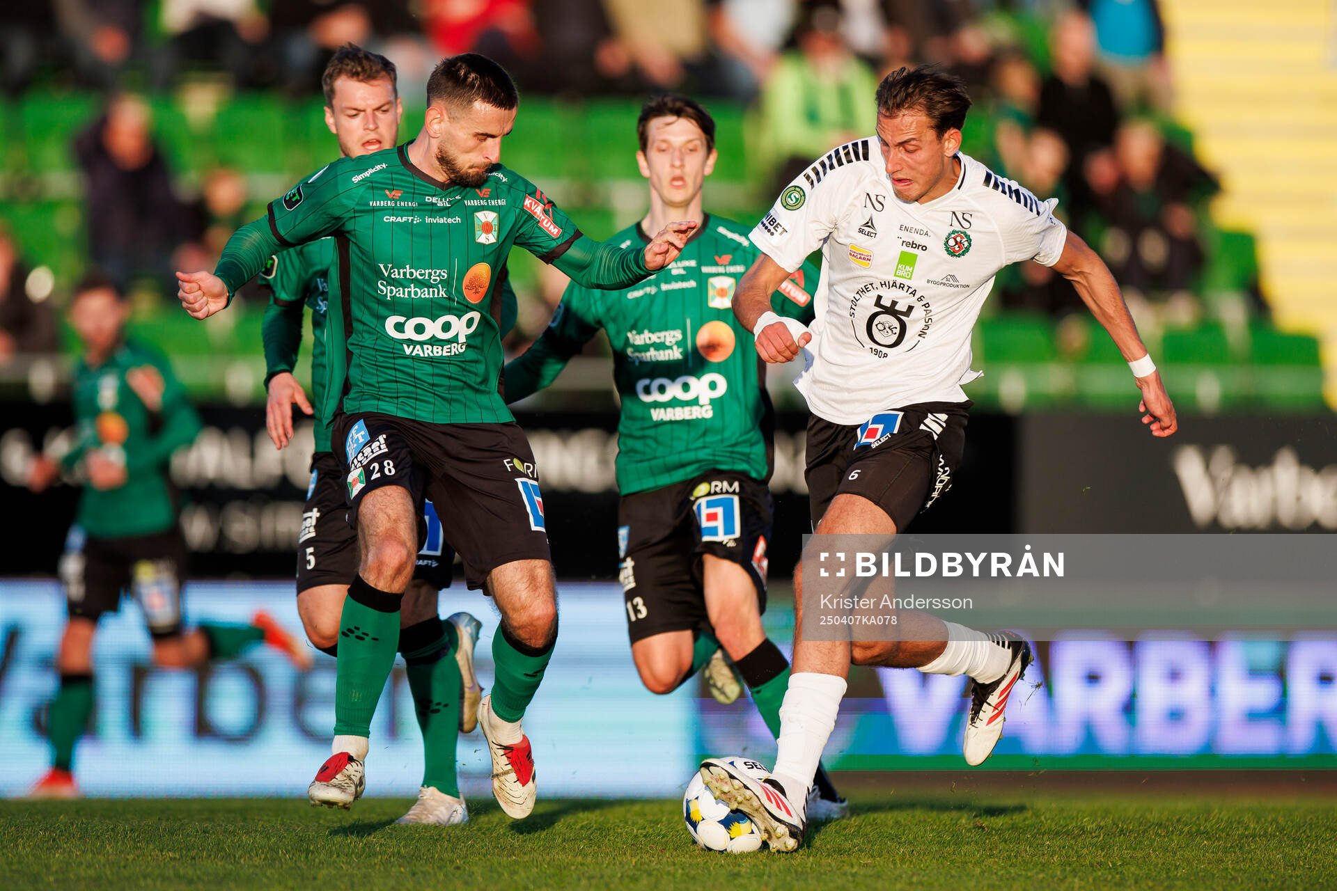 Varbergs Erion Sadiku och Örebros Melvin Bajrovic