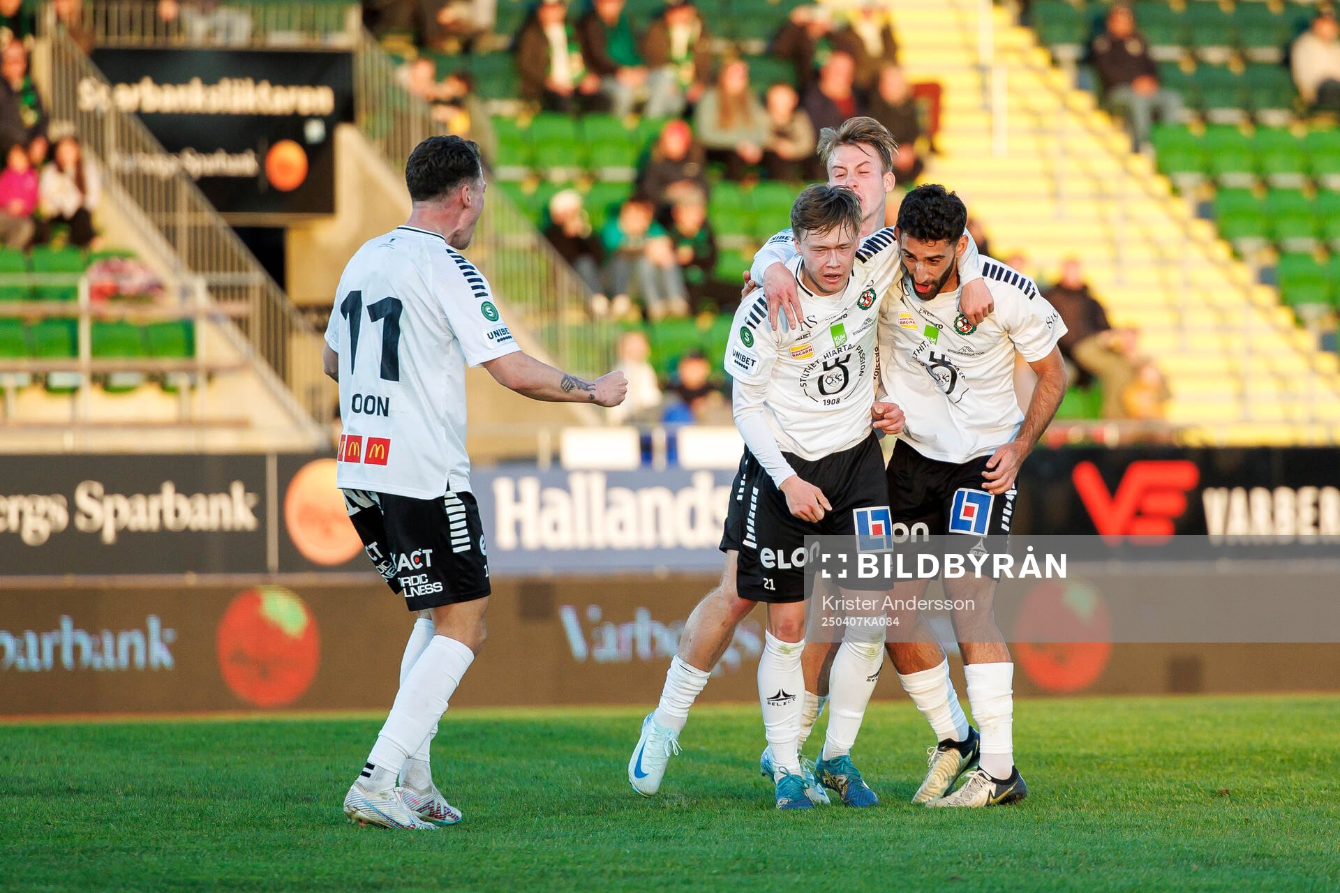 Örebros Linus Alperud jublar efter 1-1 med laget under fotbollsmatchen i Superettan mellan Varberg och Örebro den 7 april 2025 i Varberg. 