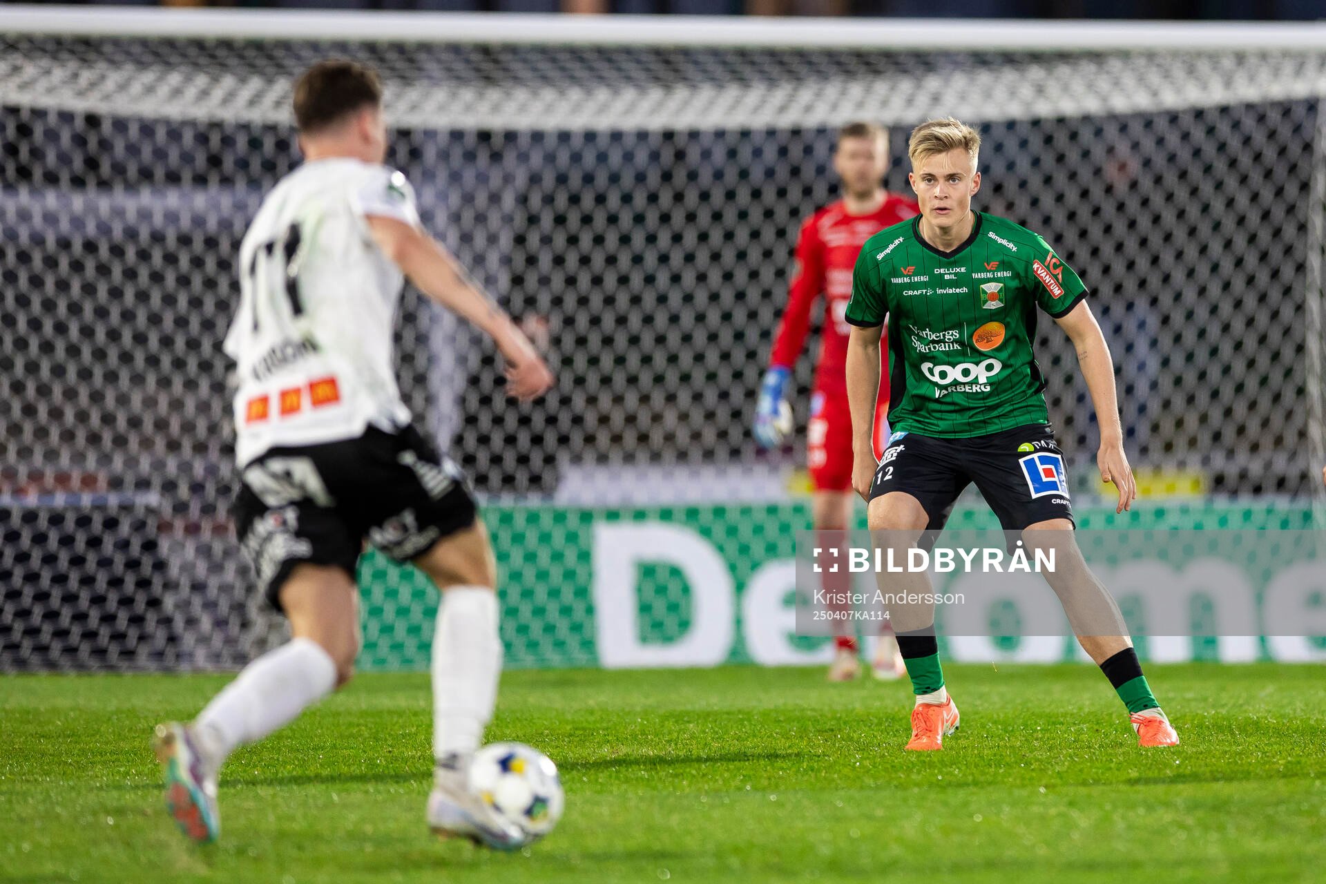 Varbergs Edvin Tellgren under fotbollsmatchen i Superettan mellan Varberg och Örebro den 7 april 2025 i Varberg. 