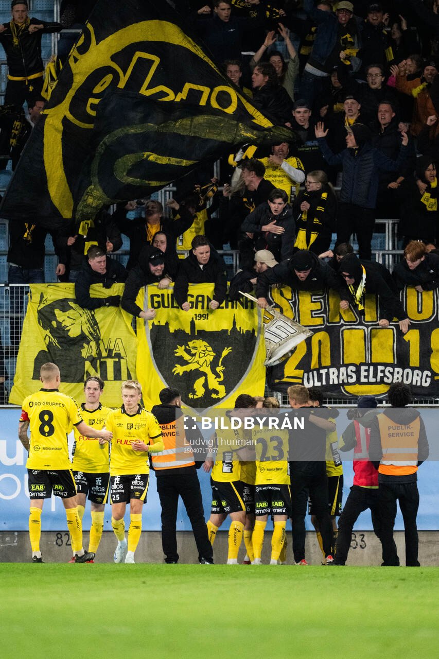 Elfsborgs Simon Hedlund jublar med lagkamrater