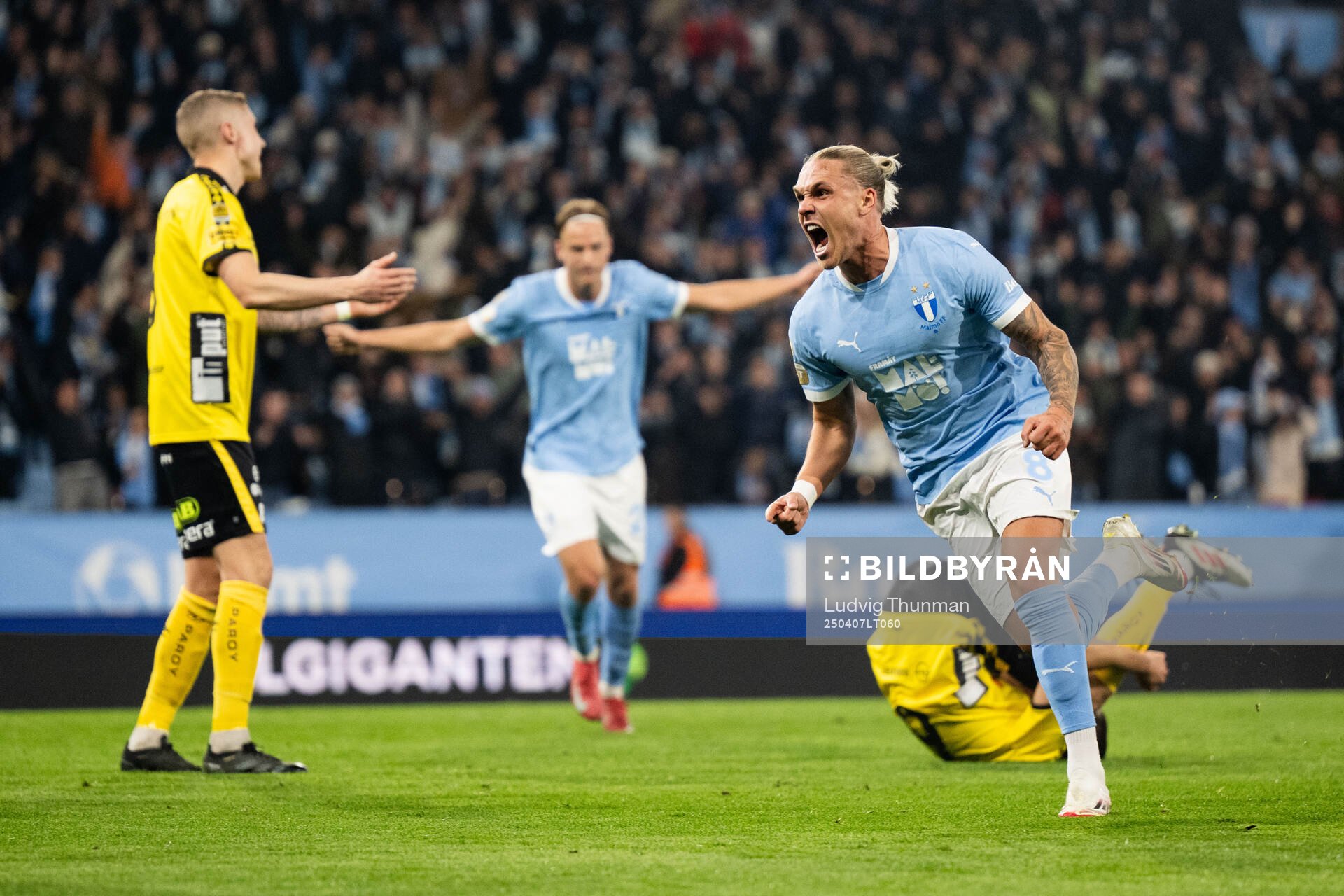 Malmö FFs Arnor Sigurdsson jublar efter 2-1 under fotbollsmatchen i Allsvenskan mellan Malmö FF och Elfsborg den 7 april 2025 i Malmö. 