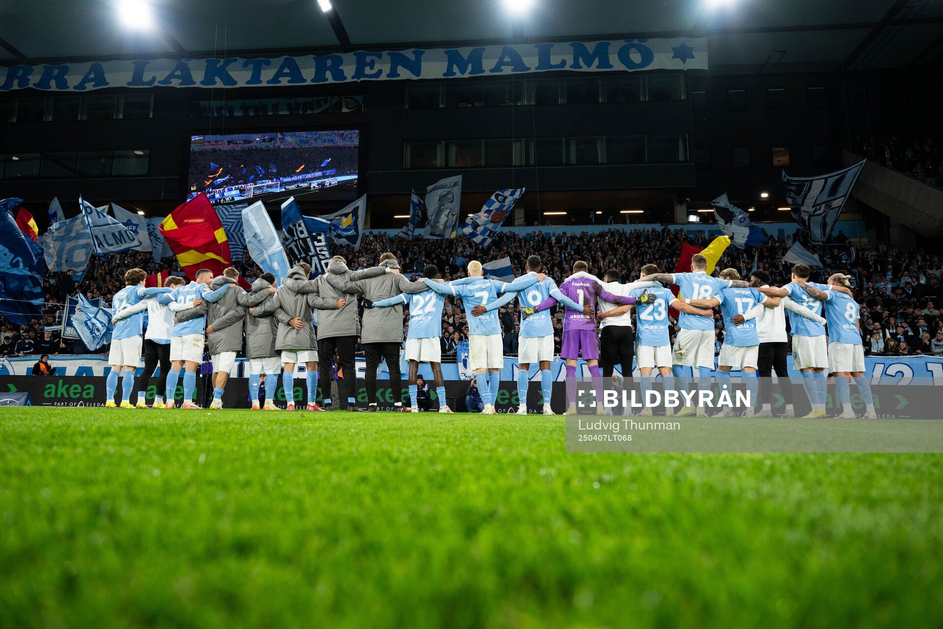 Malmö FFs spelare jublar med supportrar