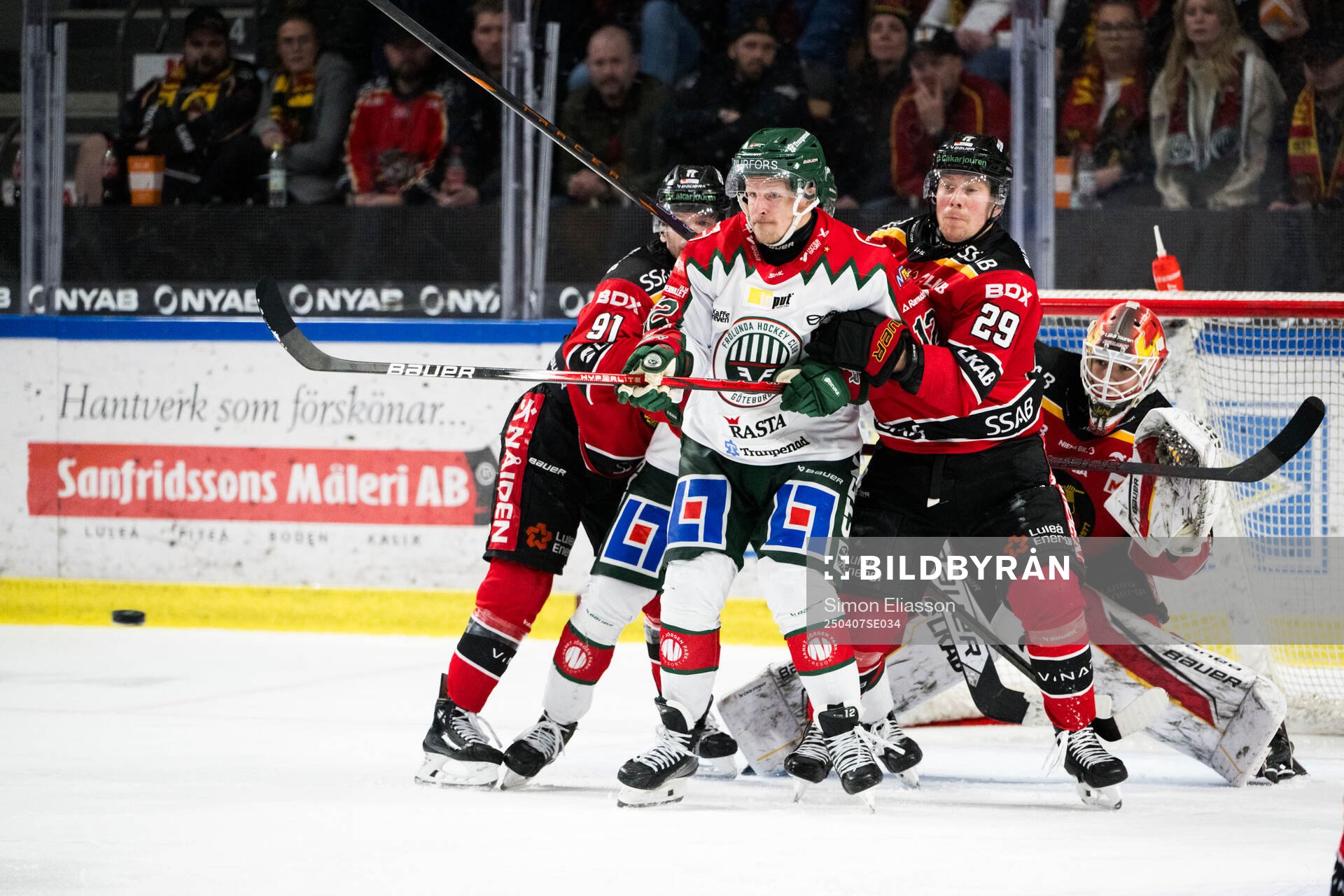 Frölundas Max Friberg mot Luleås Erik Gustafsson och