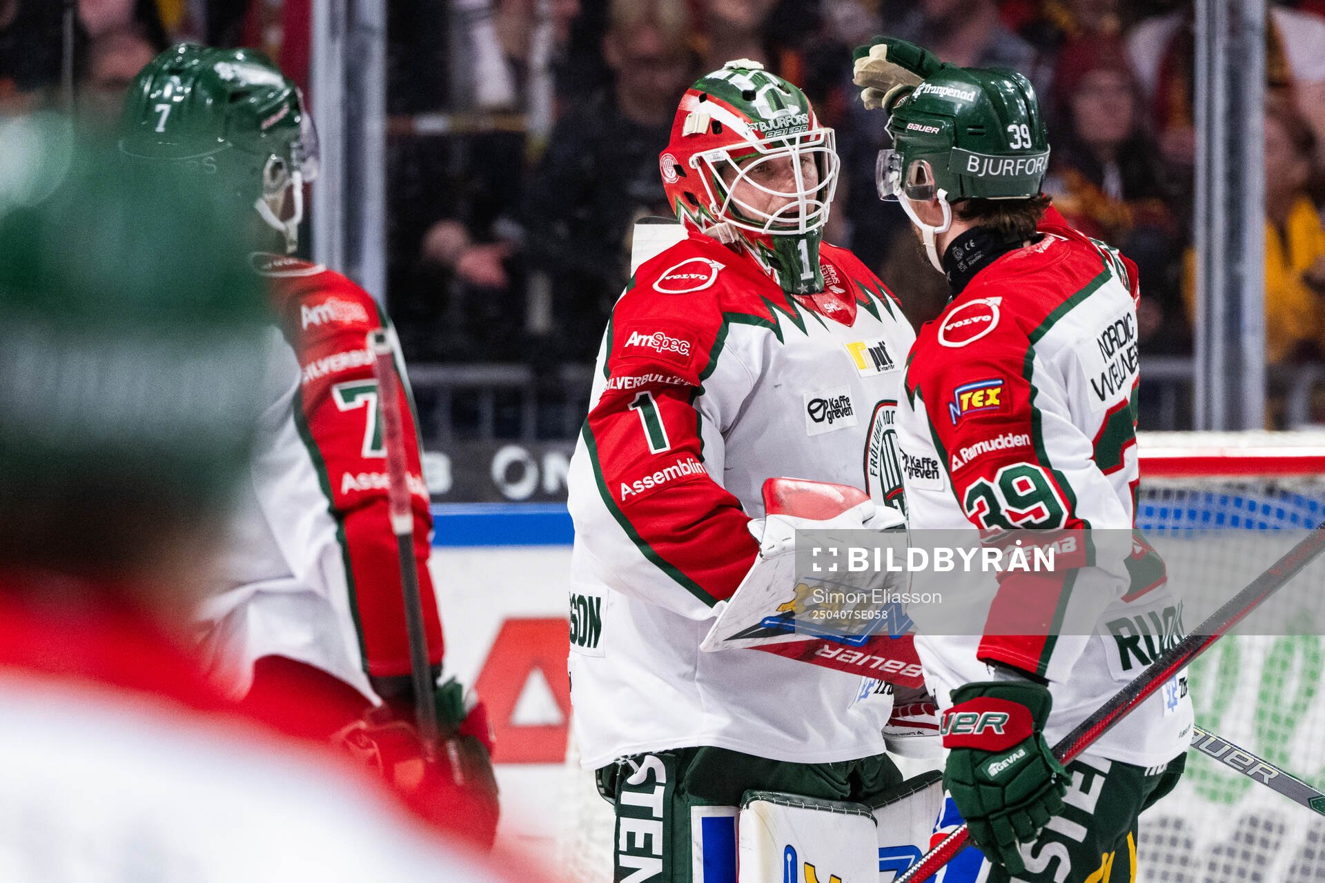 Frölundas målvakt Lars Johansson och Mikael Ruohomaa