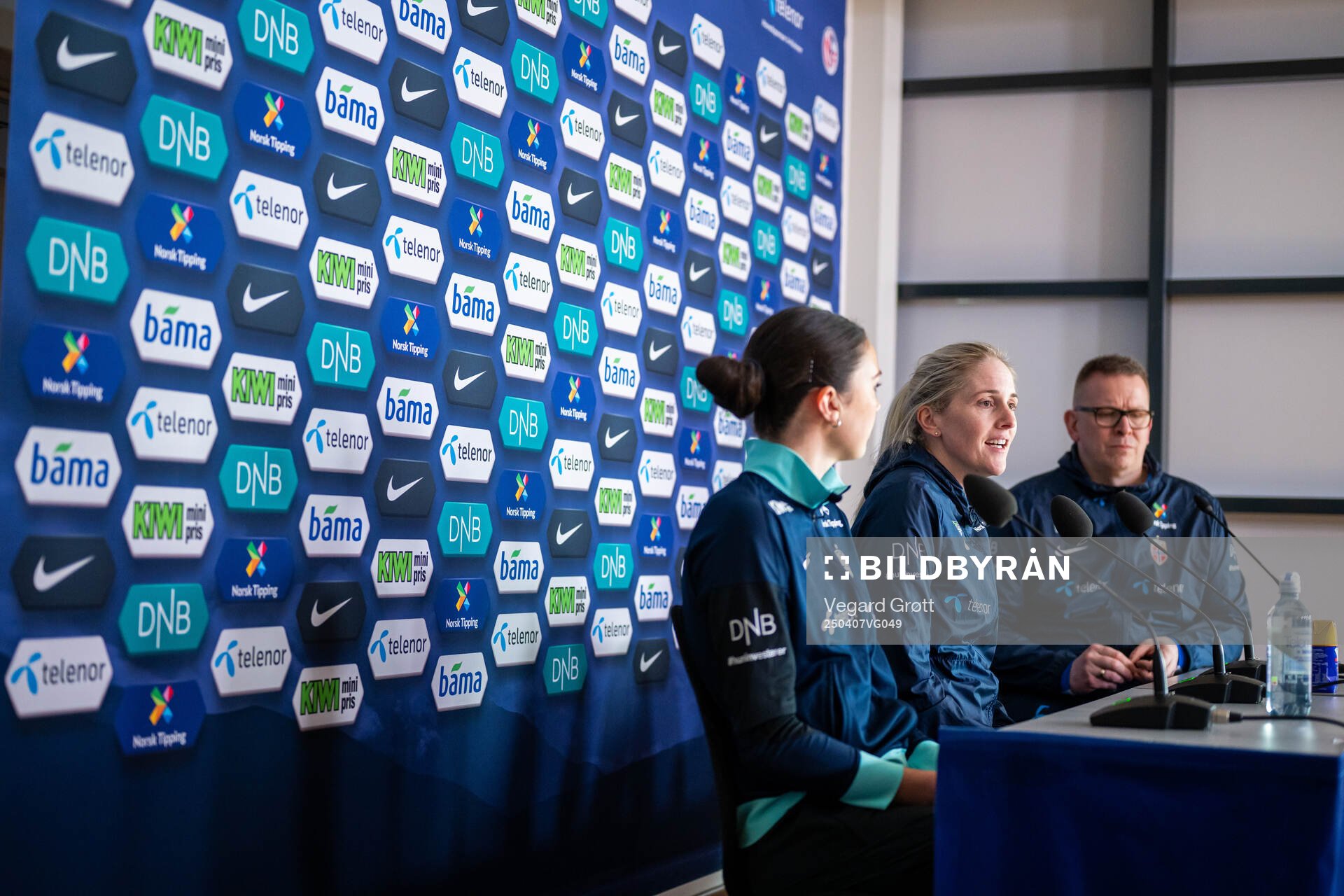 Ingrid Syrstad Engen, head coach Gemma Grainger and media