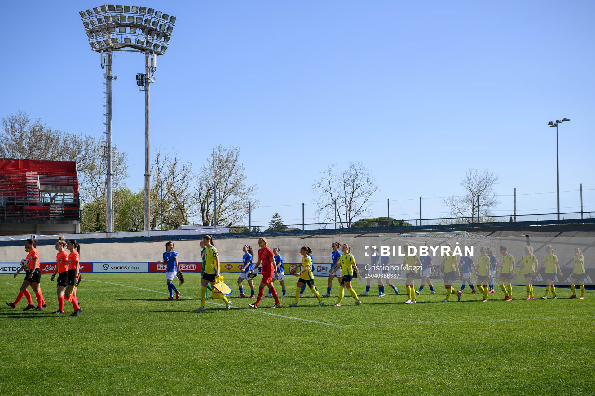 Players of Sweden and Italy