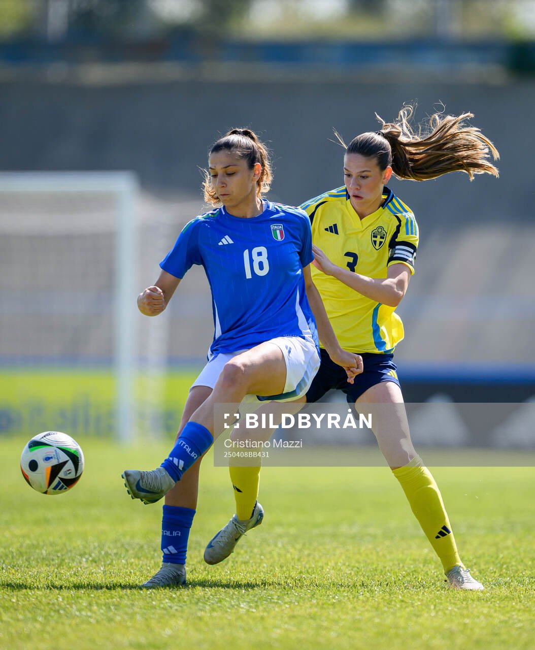 Rosanna Ventriglia of Italy and Bella Andersson of Sweden