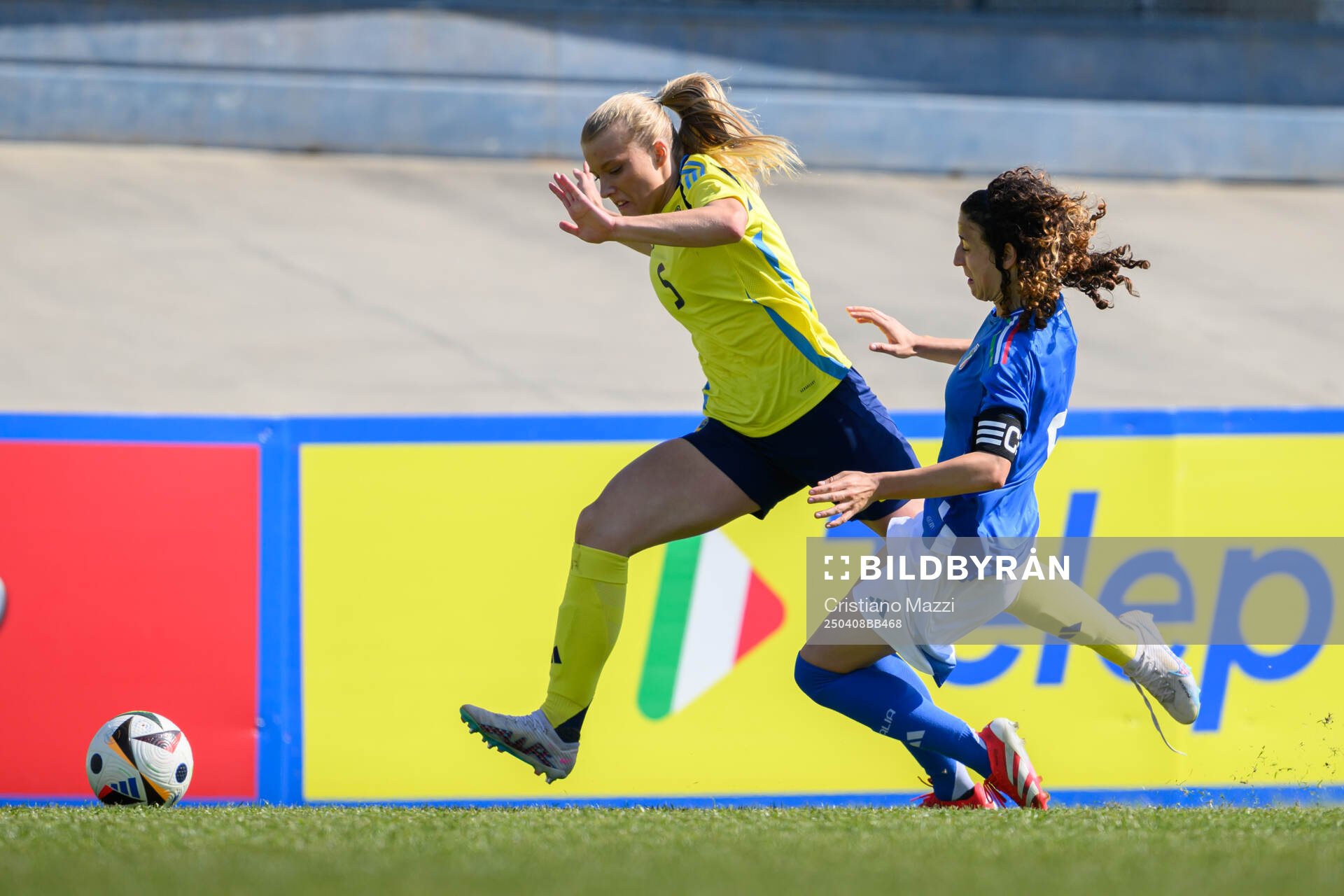 Smilla Holmberg of Sweden and Azzurra Gallo of Italy