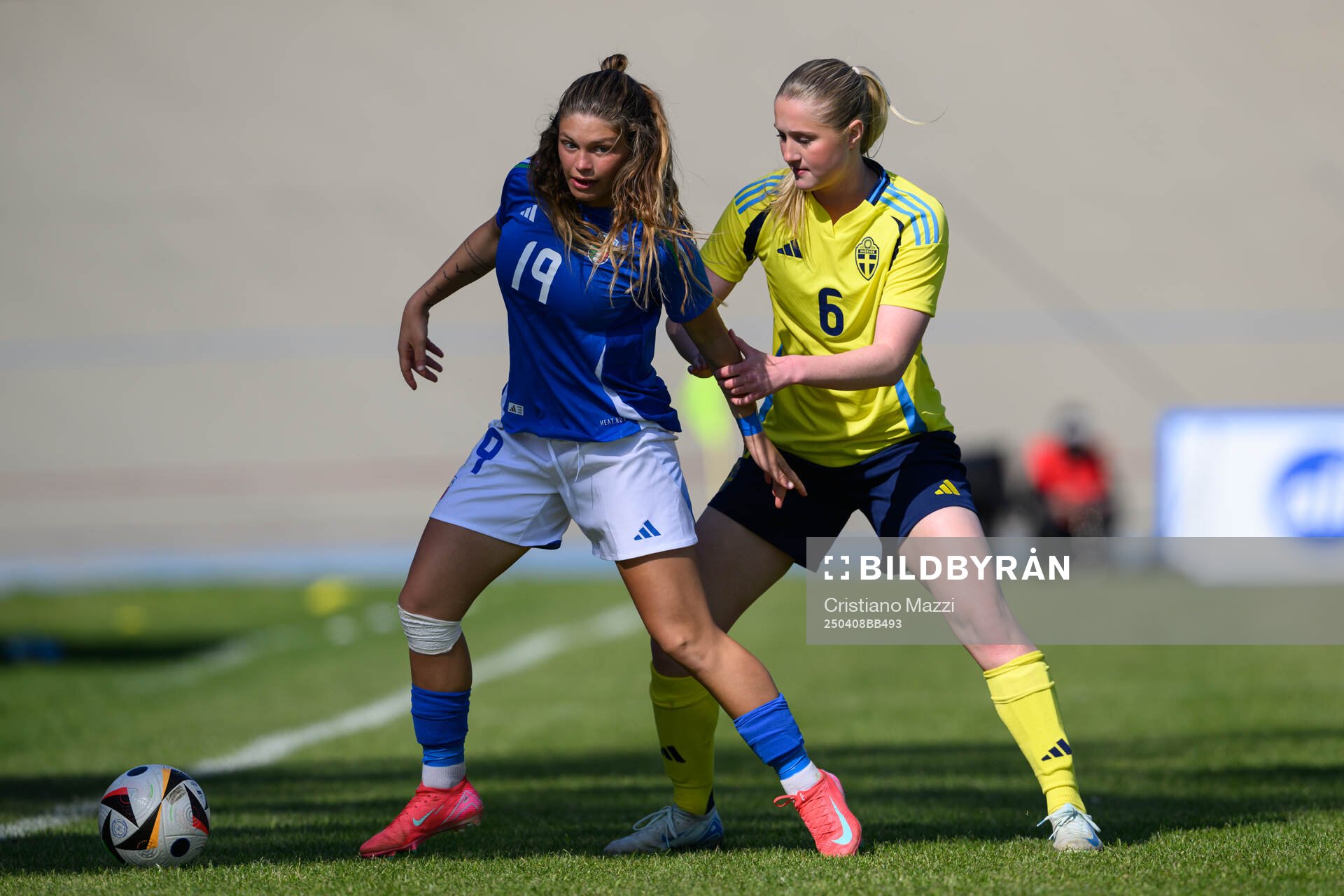 Manuela Sciabica of Italy and Alexandra Larsson of Sweden