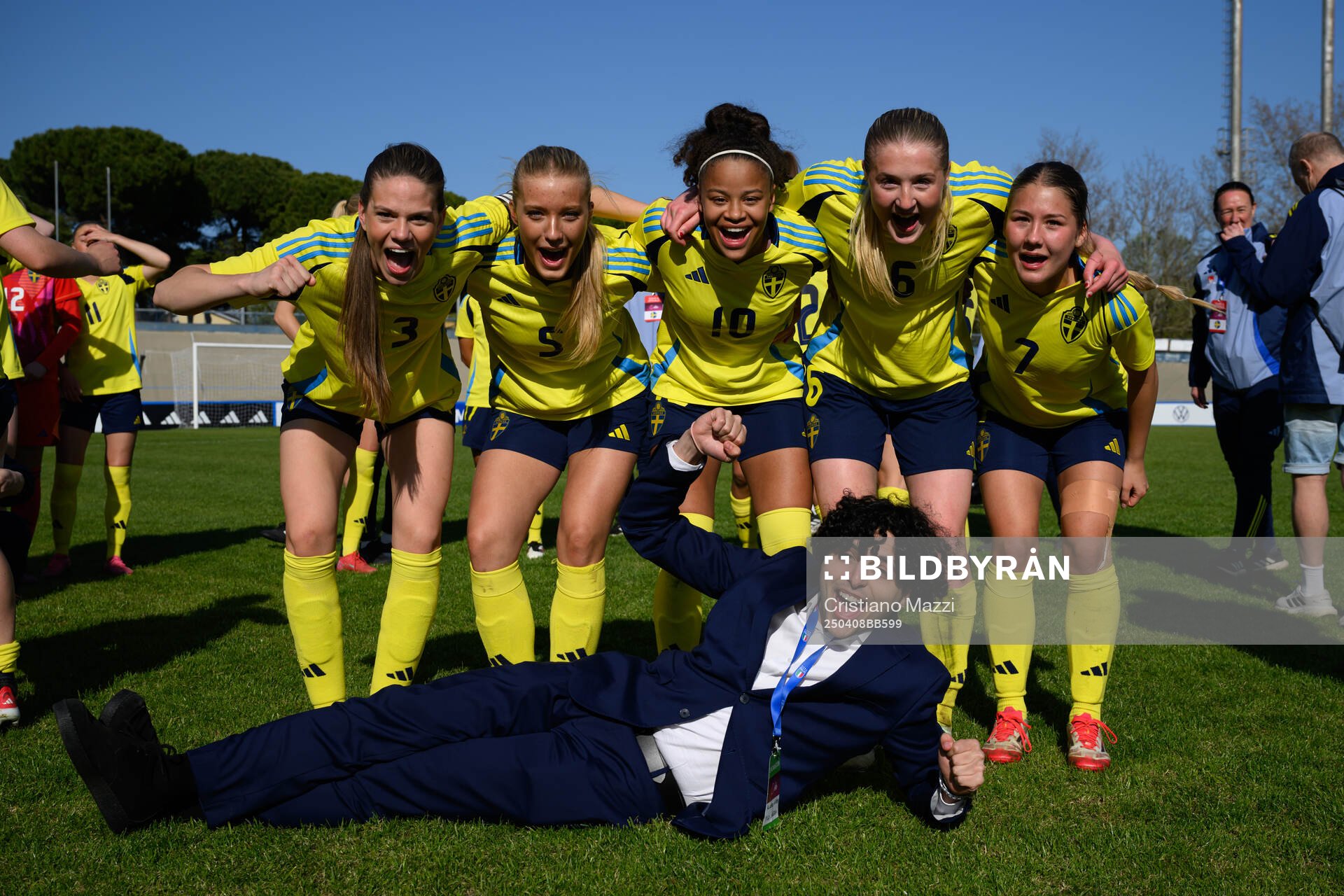 Bella Andersson , Smilla Holmberg , Felicia Schröder ,