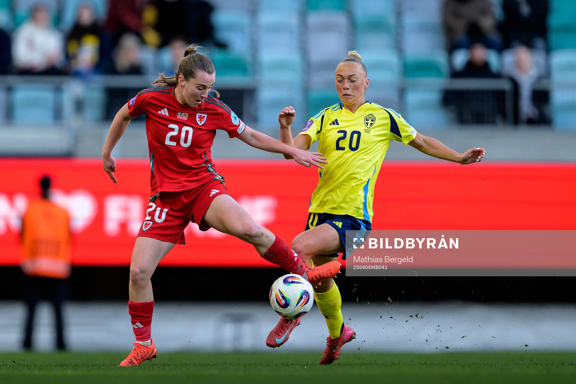 Carrie Jones of Wales and Hanna Bennison of Sweden