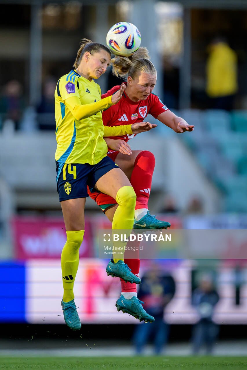 Nathalie Björn of Sweden and Elise Hughes of Wales