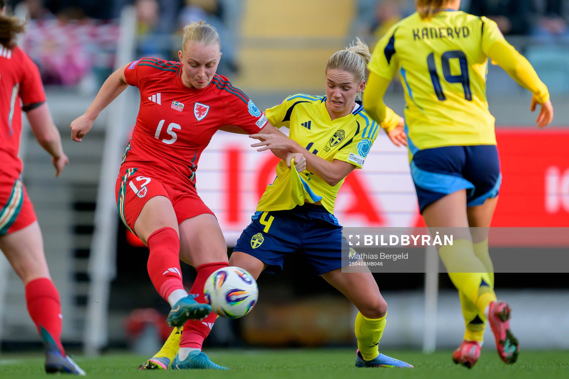 Elise Hughes of Wales and Hanna Lundkvist of Sweden
