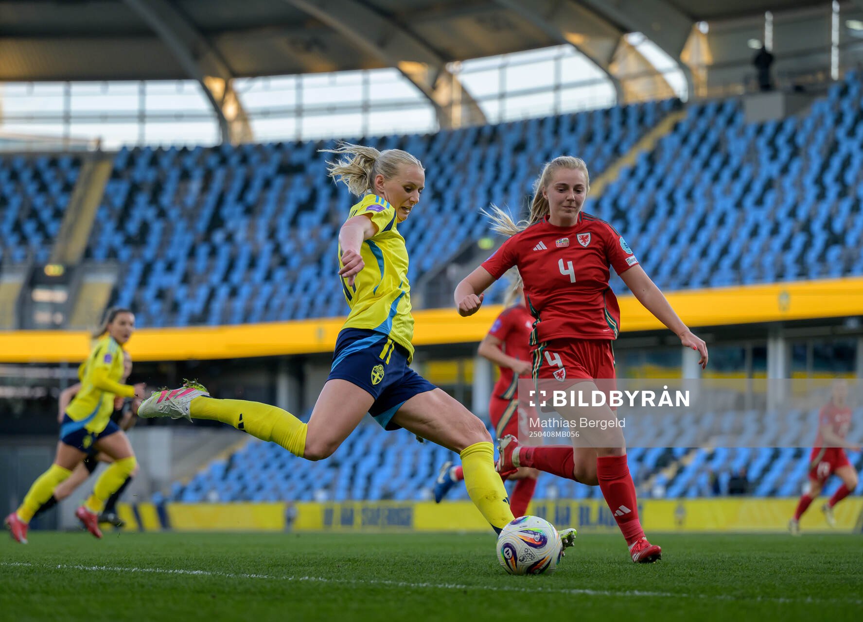 Stina Blackstenius of Sweden and Mayzee Davies of Wales during the UEFA Women's Nations League football match between Sweden and Wales on April 8, 2025 in Gothenburg.