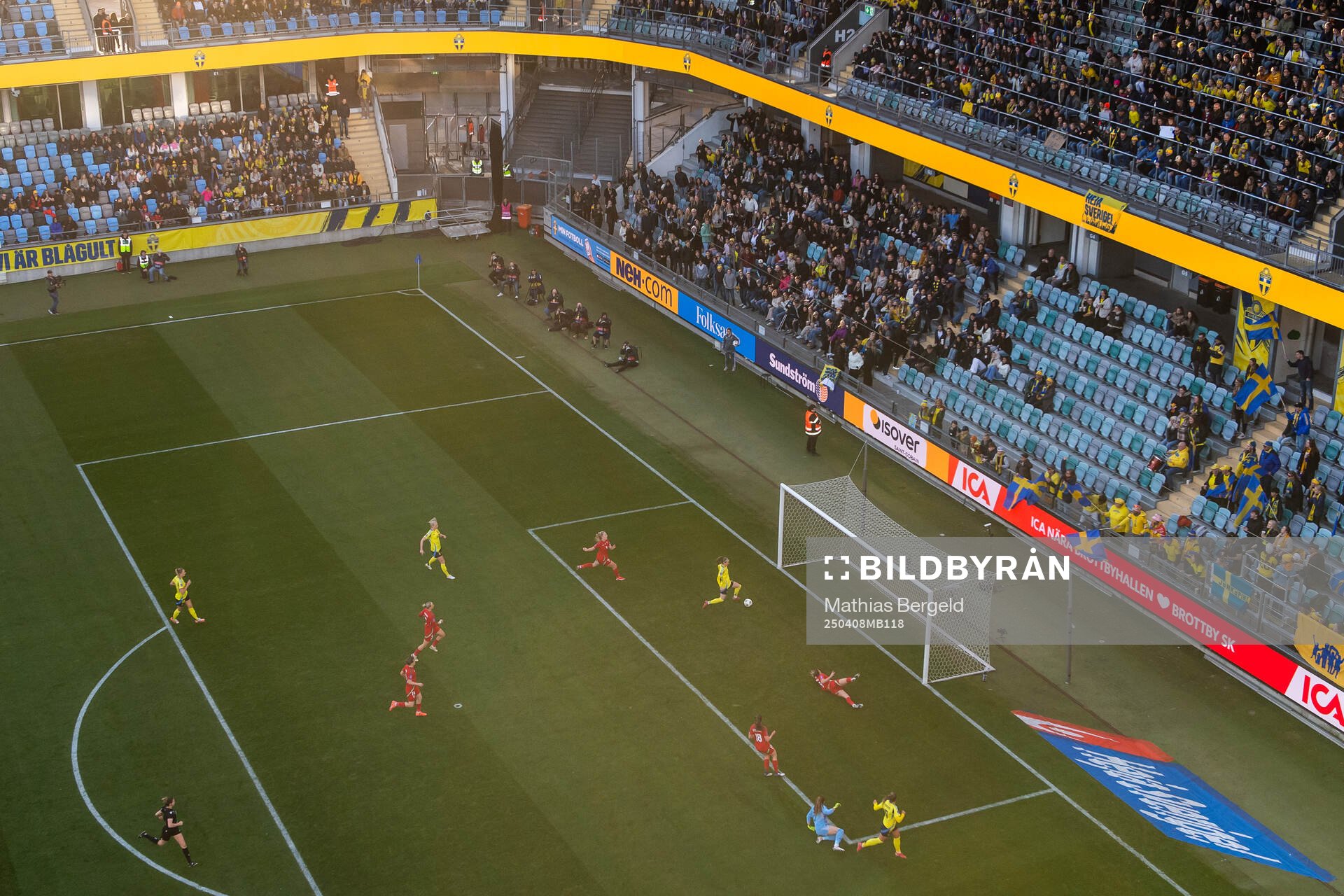 Kosovare Asllani of Sweden with a chance to score behind