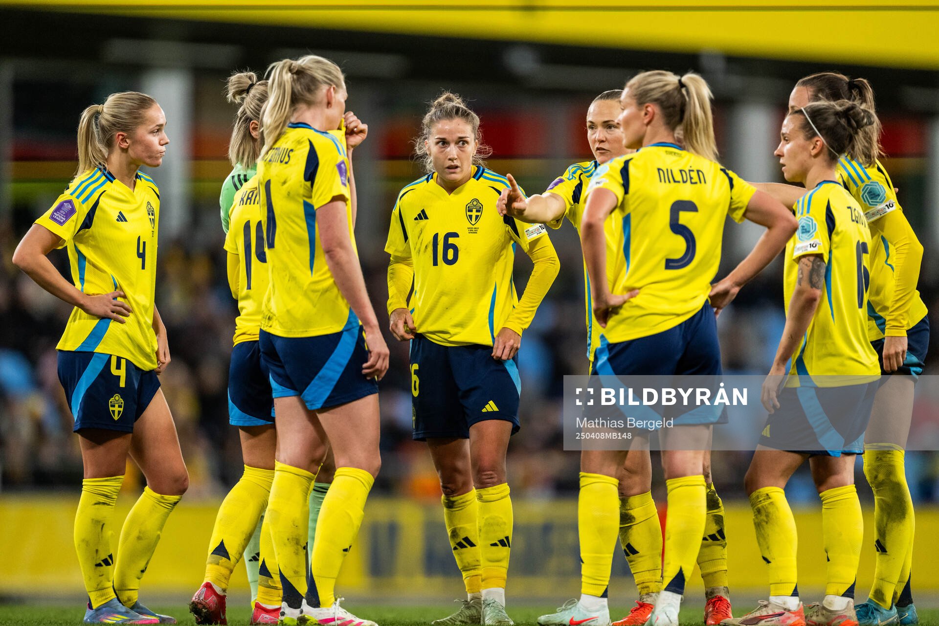Hanna Lundkvist, Filippa Angeldahl, Magdalena Eriksson, Amanda Nildén and Julia Zigiotti Olme of Sweden during the UEFA Women's Nations League football match between Sweden and Wales on April 8, 2025 in Gothenburg.