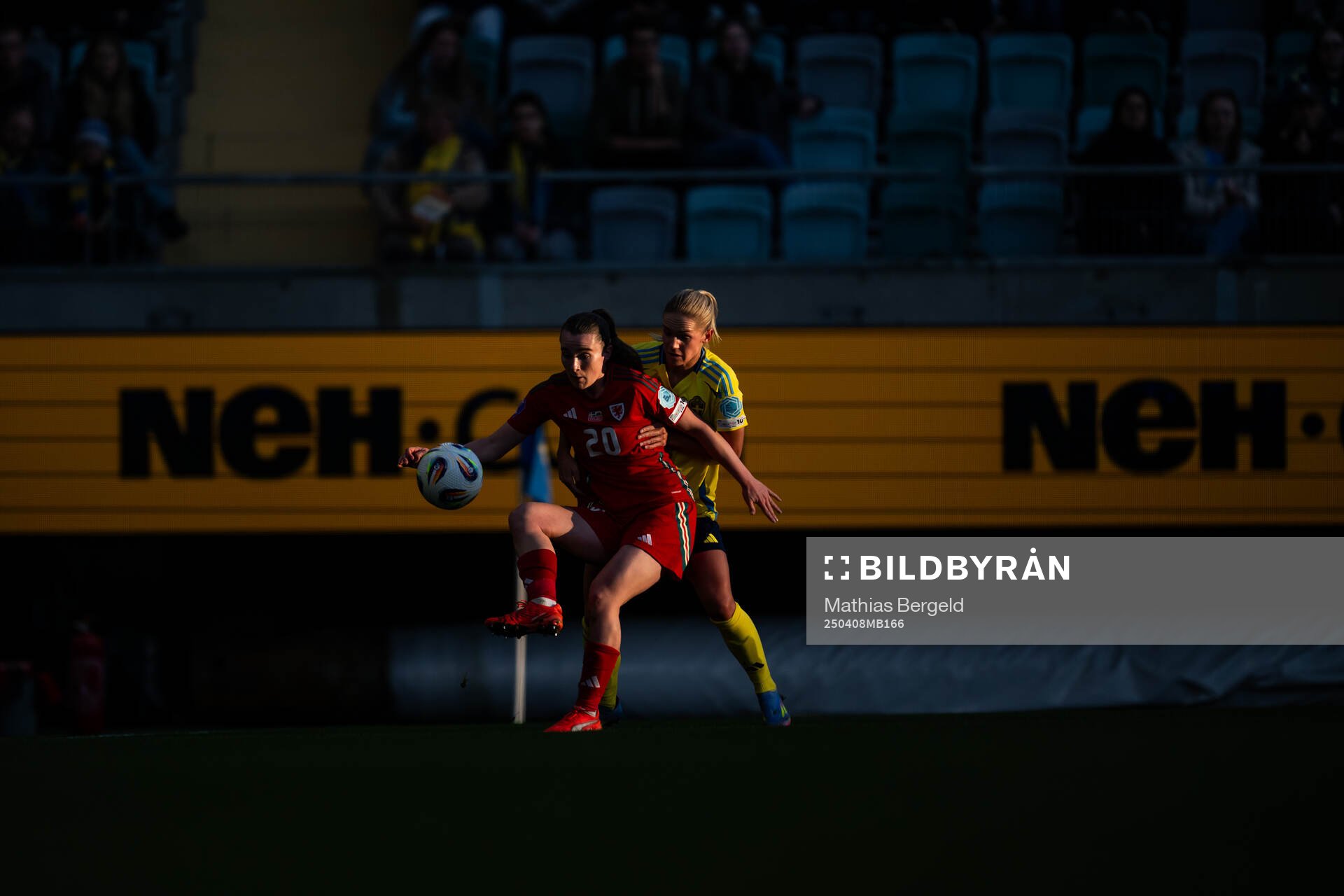 Carrie Jones of Wales and Hanna Lundkvist of Sweden