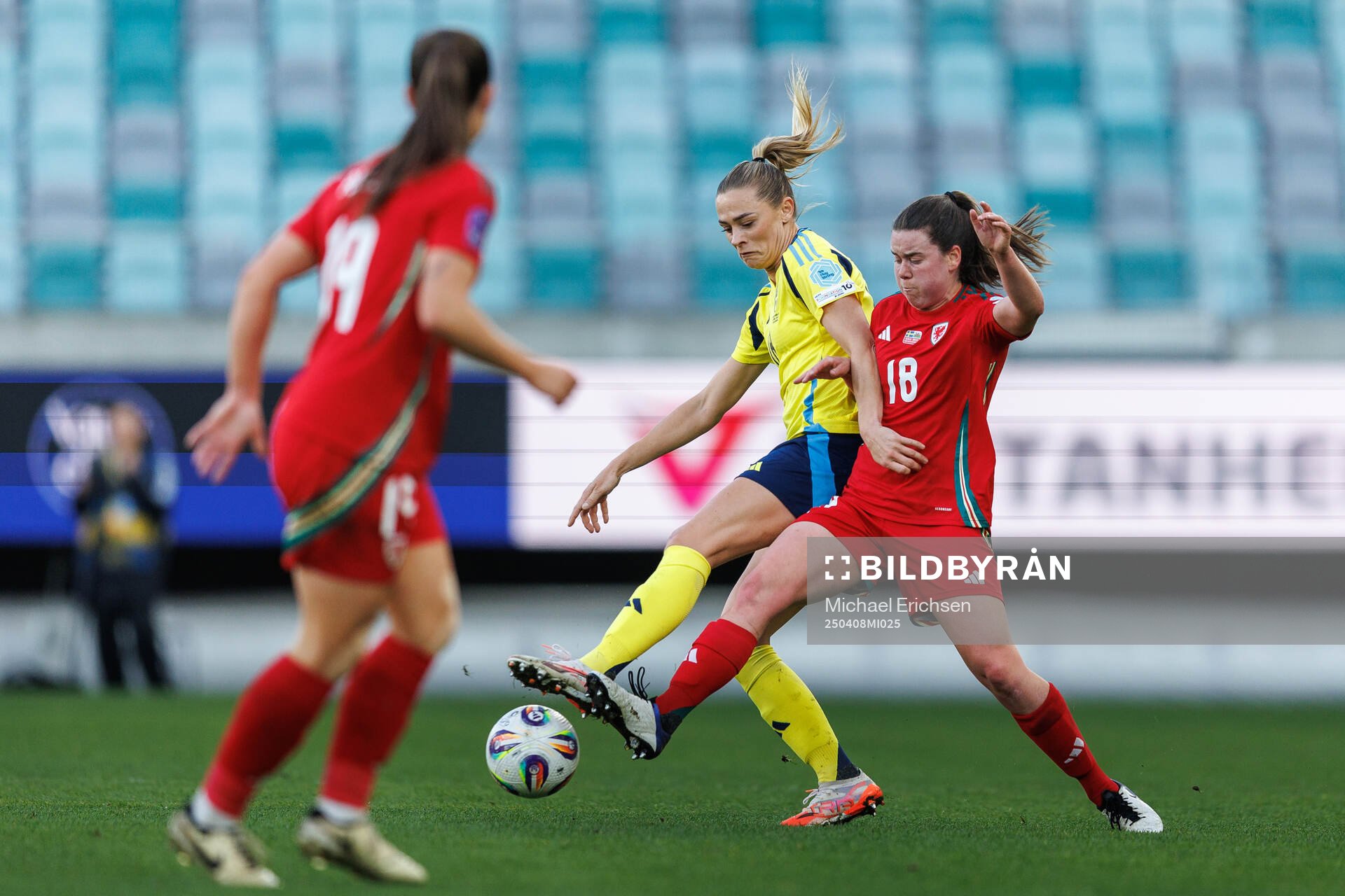 Fridolina Rolfö of Sweden and Mared Griffiths of Wales