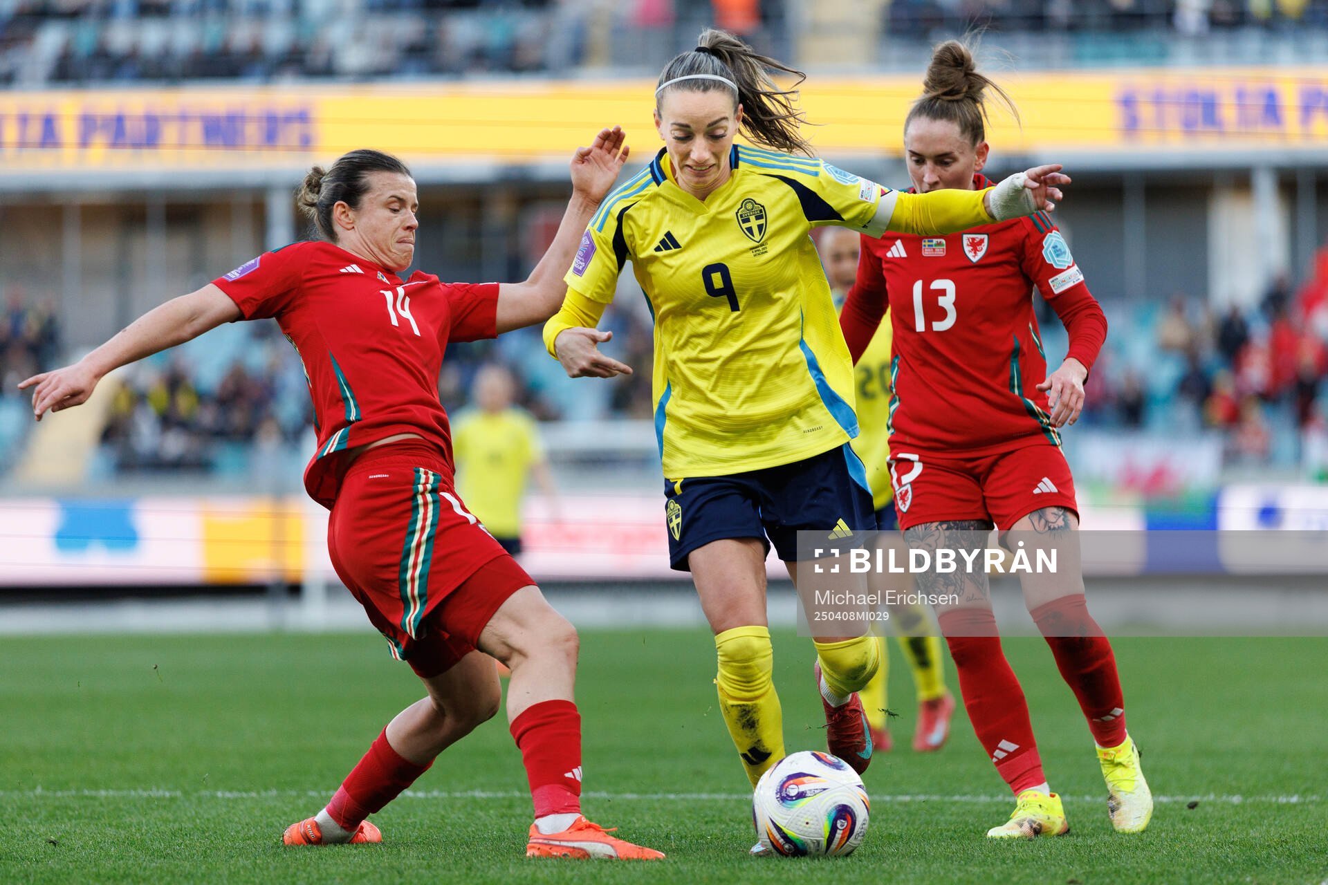 Kosovare Asllani of Sweden against Hayley Ladd and Ellen