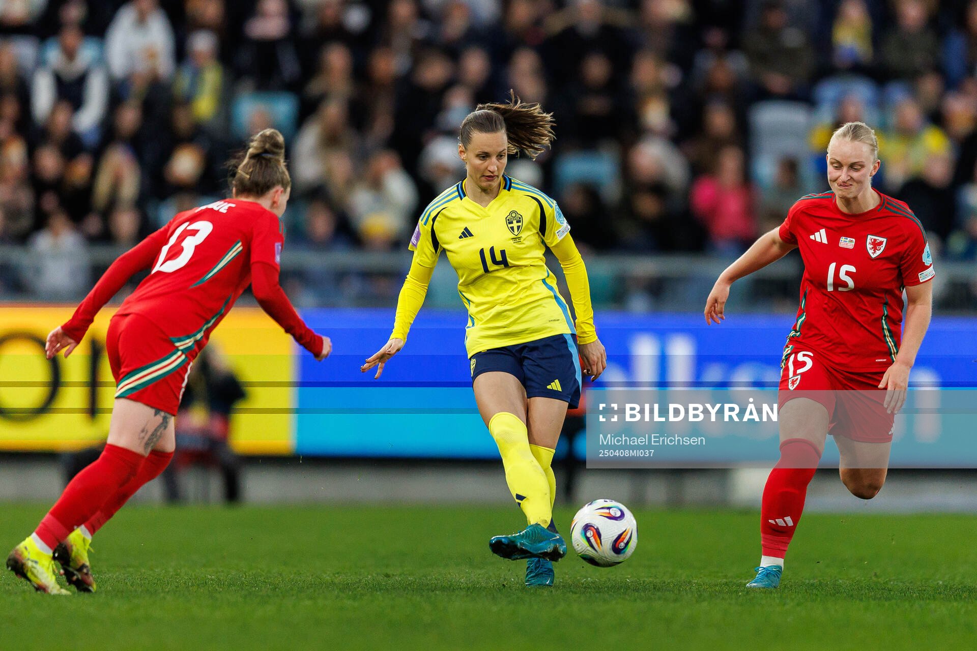 Nathalie Björn of Sweden and Elise Hughes of Wales