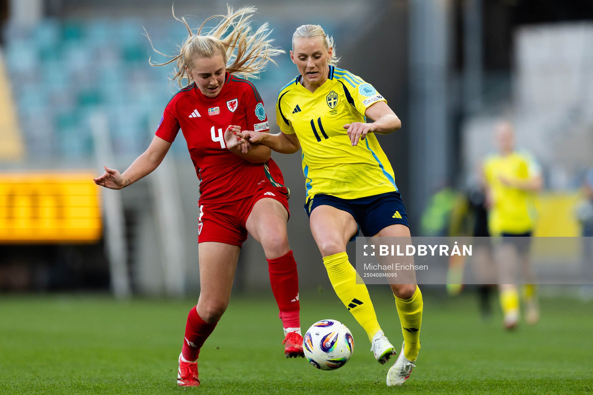 Mayzee Davies of Sweden and Stina Blackstenius of Sweden