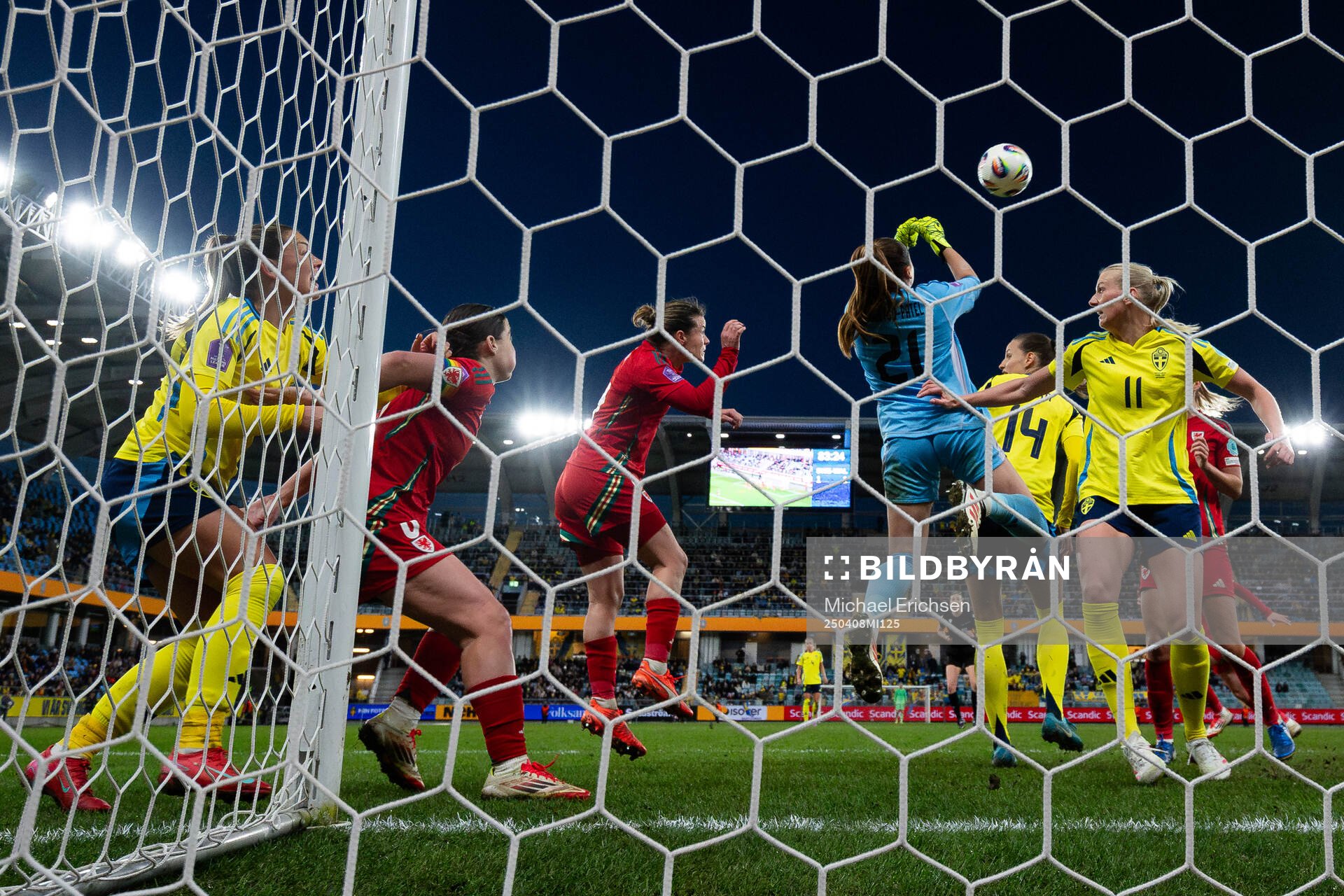 goalkeeper Safia Middleton-Patel of Wales and Stina Blackstenius of Sweden during the UEFA Women's Nations League football match between Sweden and Wales on April 8, 2025 in Gothenburg.
