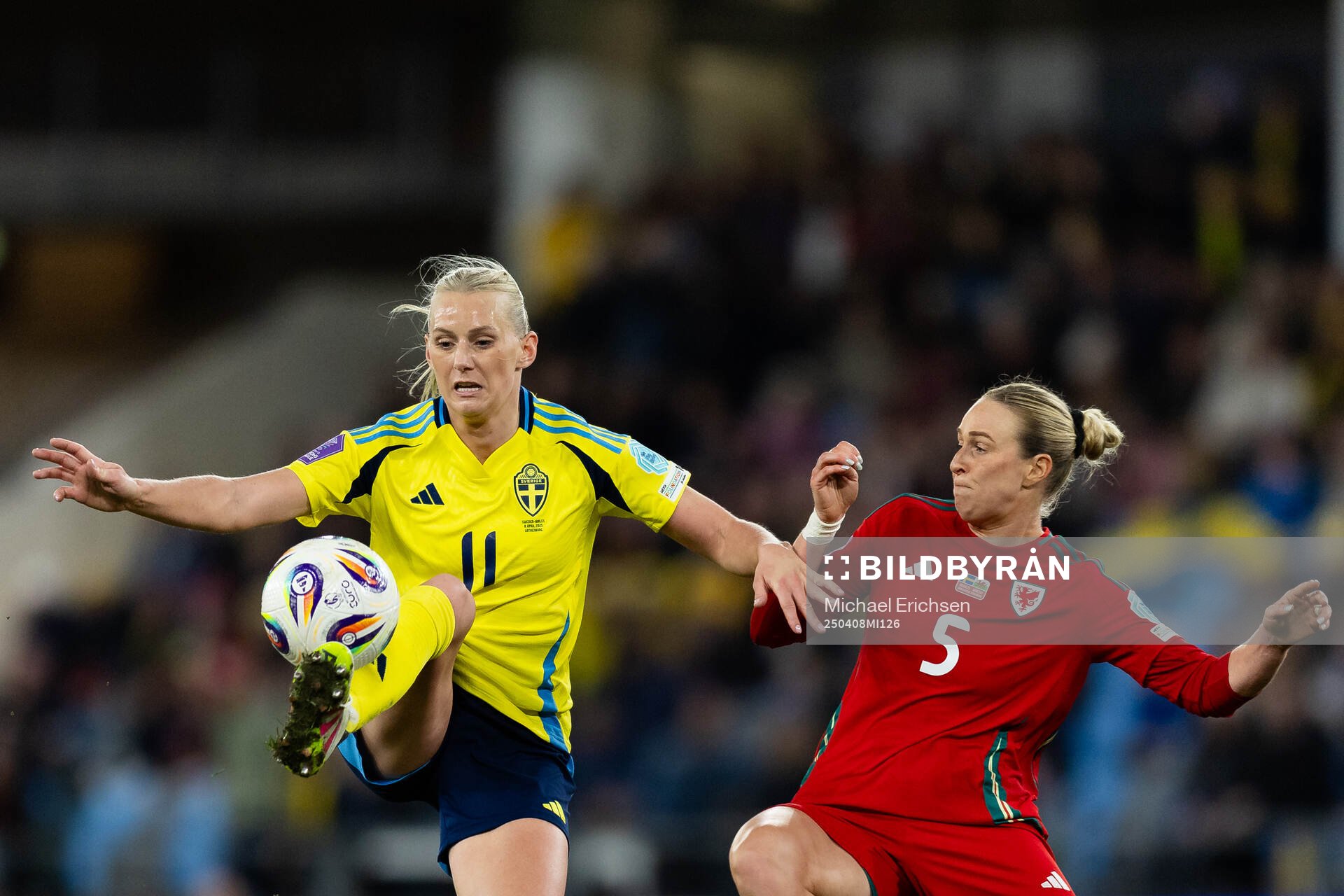 Stina Blackstenius of Sweden and Rhiannon Roberts of Wales