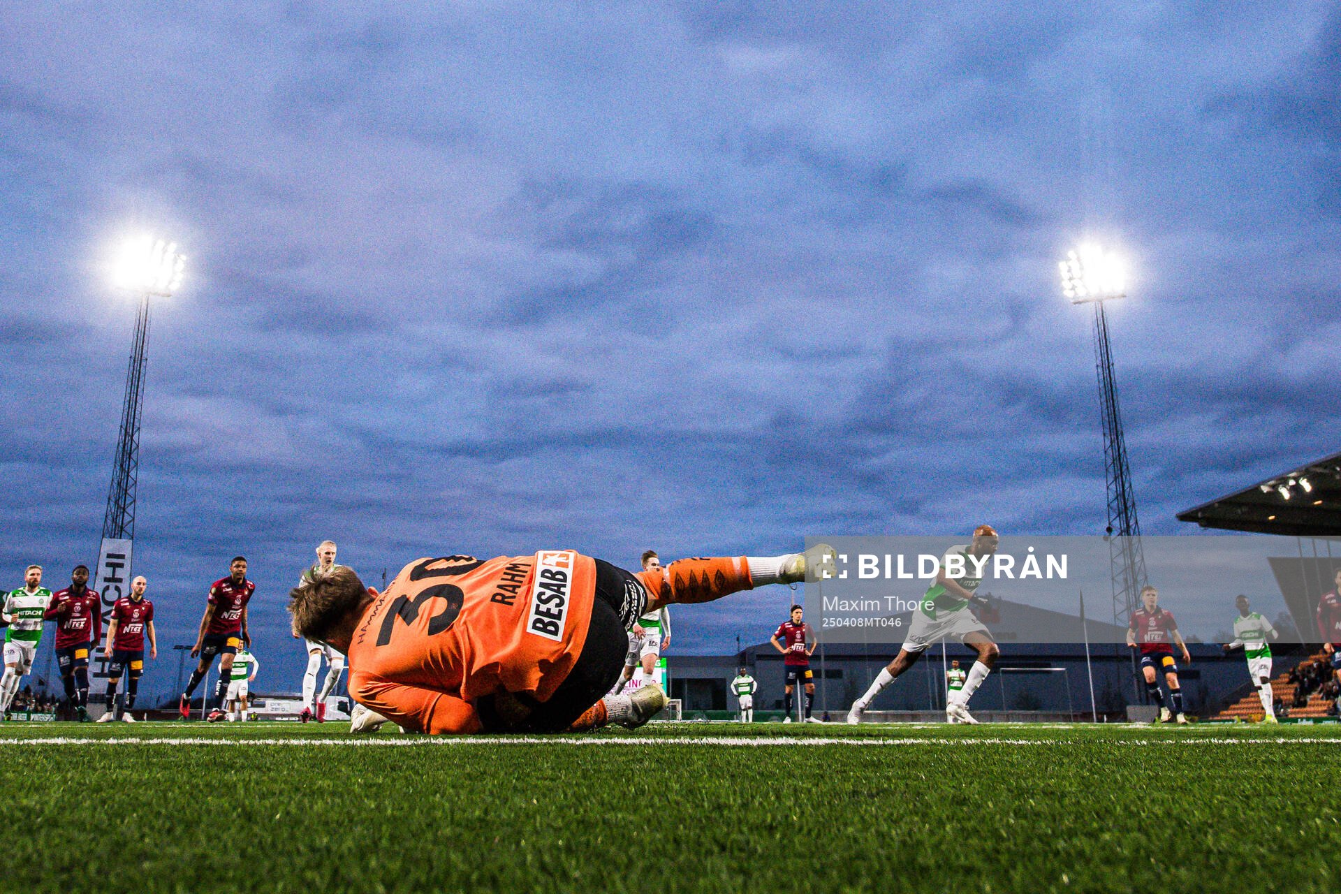 Örgrytes målvakt Alex Rahm och Västerås Jabir Abdihakim
