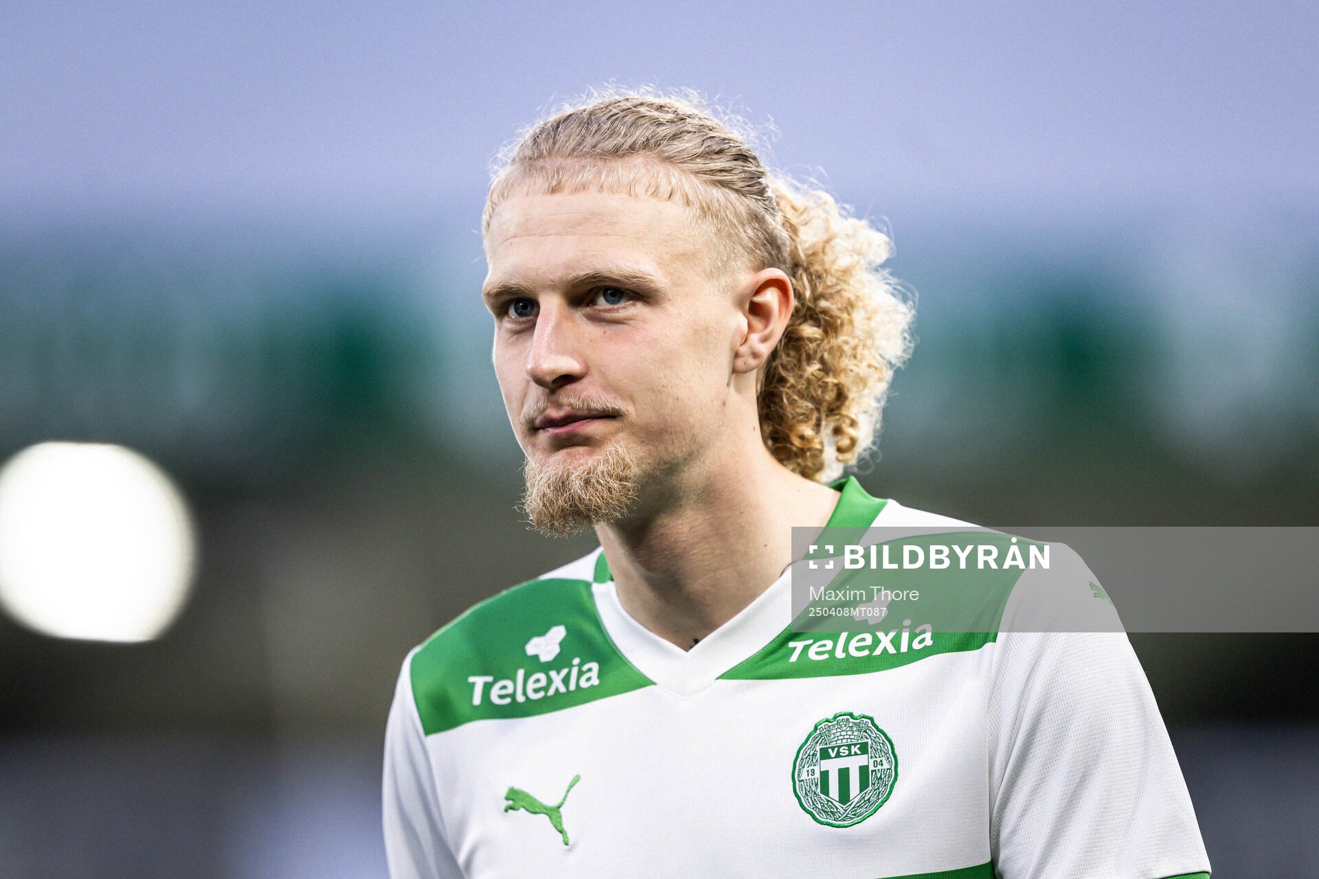 Västerås Tim Hartzell vid lineup inför fotbollsmatchen i Superettan mellan Västerås och Örgryte den 8 april 2025 i Västerås. 