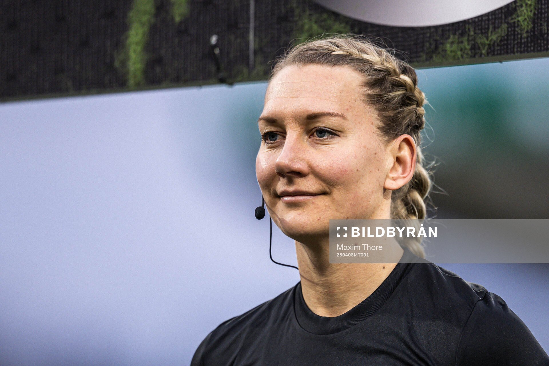 Domare Tess Olofsson vid lineup inför fotbollsmatchen i Superettan mellan Västerås och Örgryte den 8 april 2025 i Västerås. 