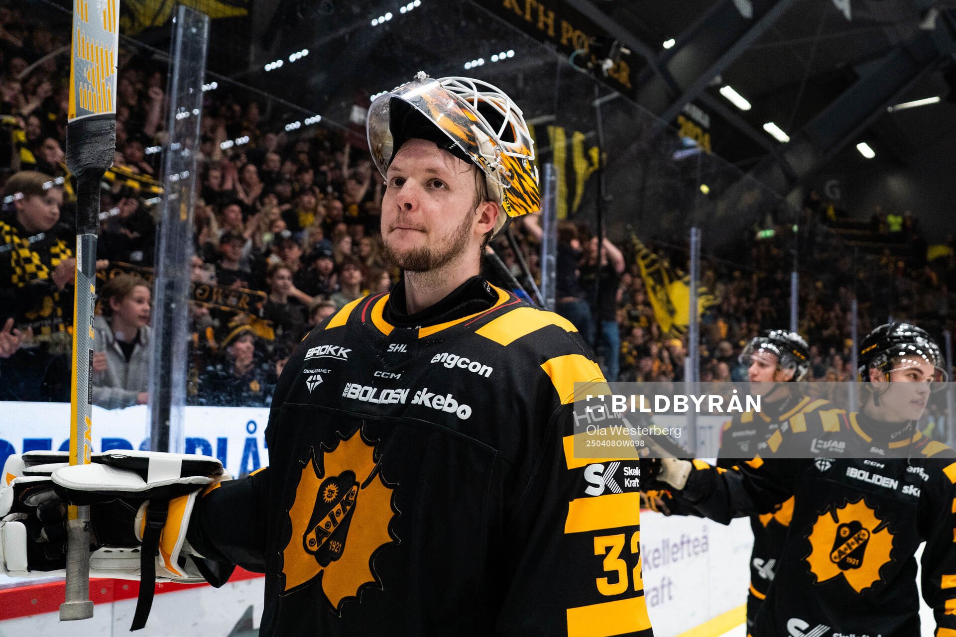 Skellefteås målvakt Linus Söderström jublar