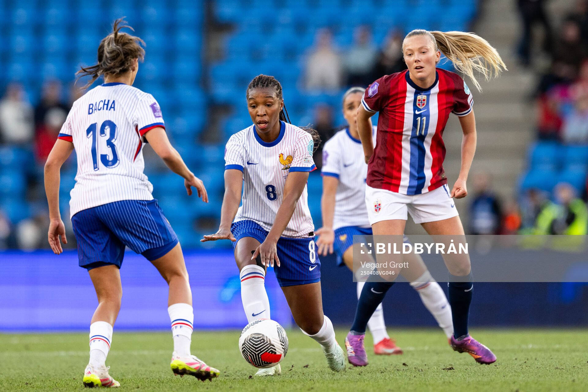 Grace Geyoro of France and Synne Sofie Kinden Jensen of