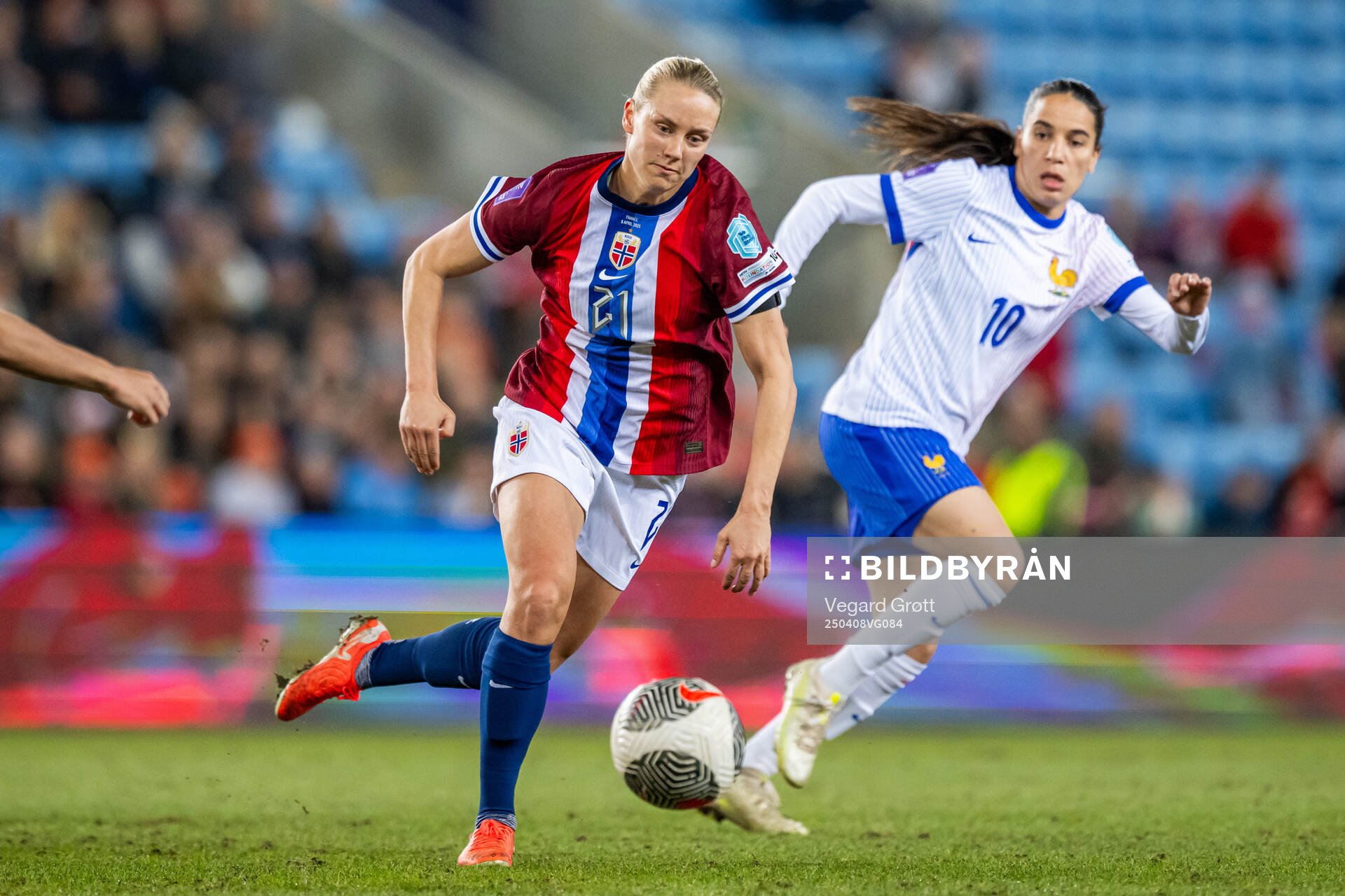 Lisa Naalsund of Norway and Amel Majri of France