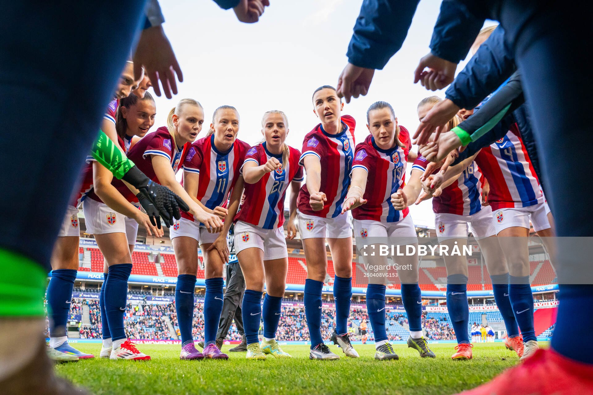 Vilde Bøe Risa, Karina Sævik, Synne Sofie Kinden Jensen, Emilie Woldvik, Ingrid Syrstad Engen, Elisabeth Terland and players of Norway gather in a circle ahead of the UEFA Women’s Nations League football match between Norway and France on April 8, 2025 in Oslo.