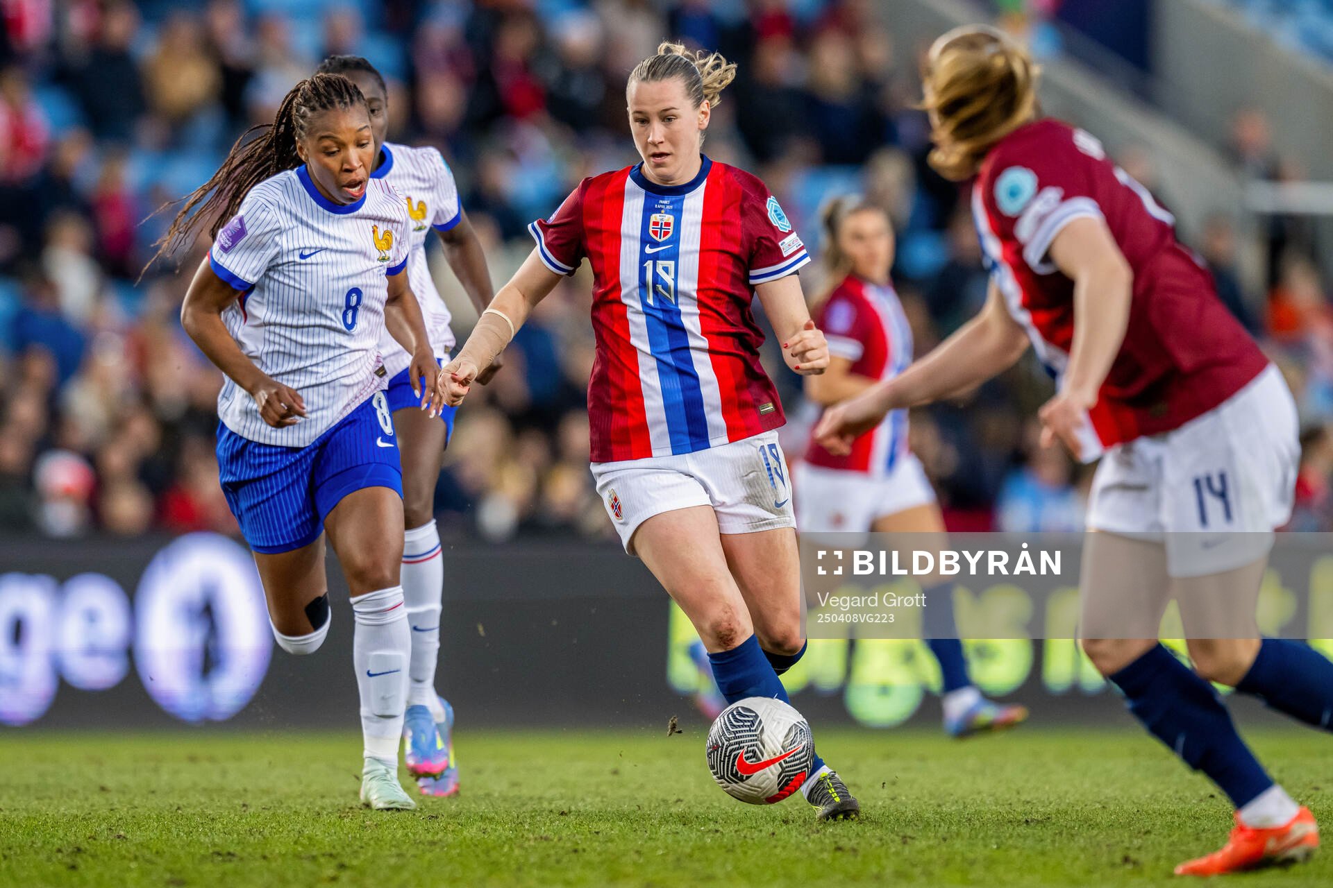 Grace Geyoro of France and Elisabeth Terland of Norway