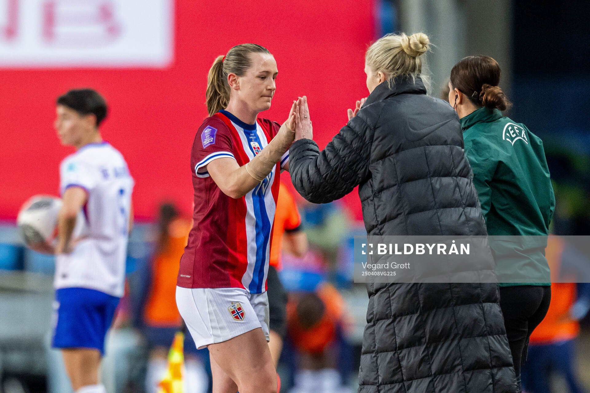 Elisabeth Terland and head coach Gemma Grainger of Norway