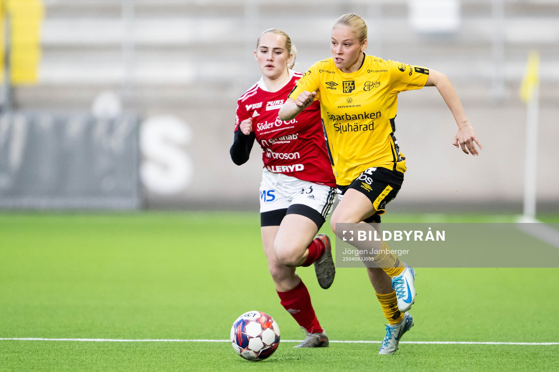 Vårgårdas Klara Lillevars och Elfsborgs Filippa Molander Sunnerhäll under fotbollsmatchen i DM mellan Elfsborg och Vårgårda den 9 april 2025 i Borås. 