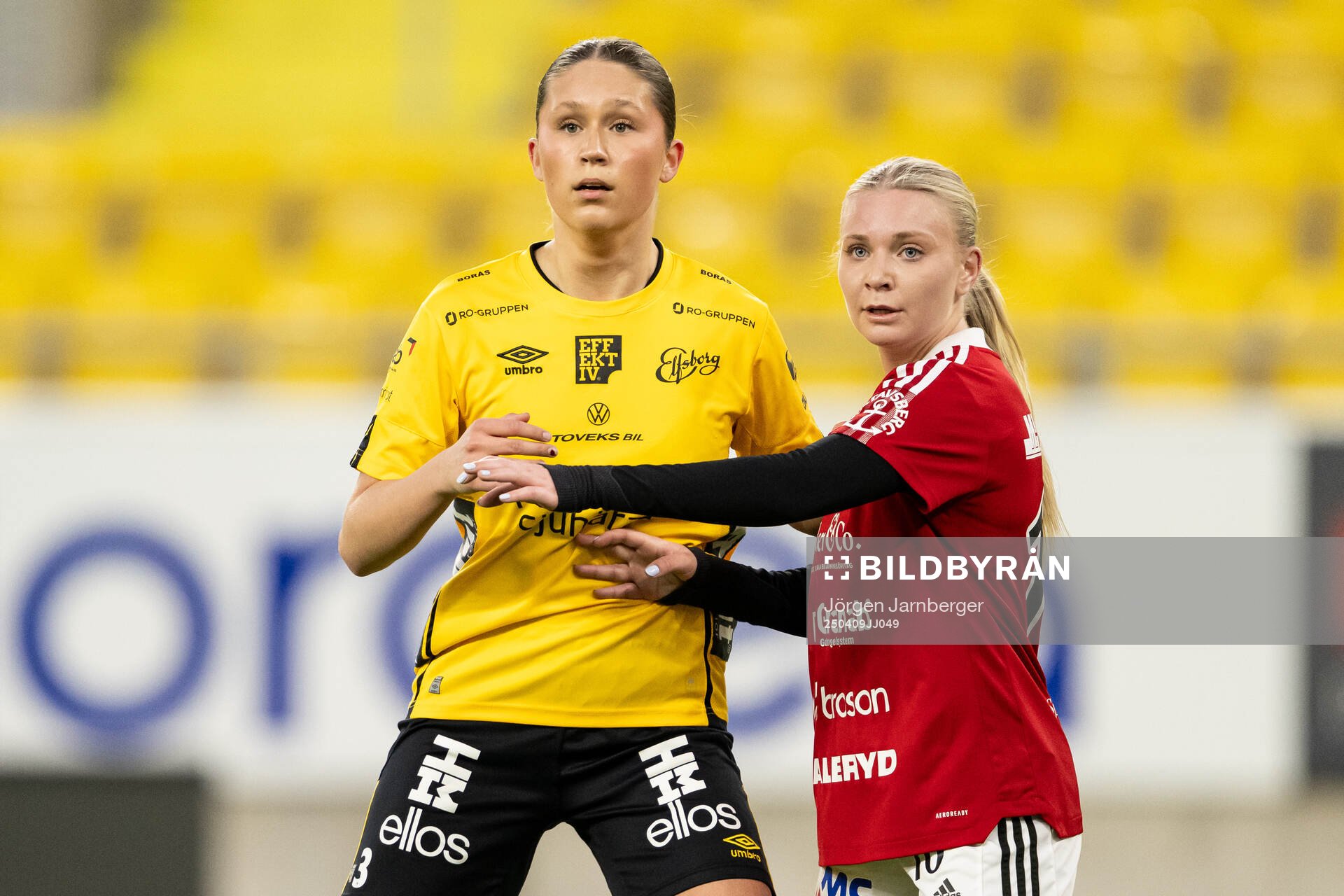 Elfsborgs Alva Lundqvist och Vårgårdas Lisa Högemark under fotbollsmatchen i DM mellan Elfsborg och Vårgårda den 9 april 2025 i Borås. 