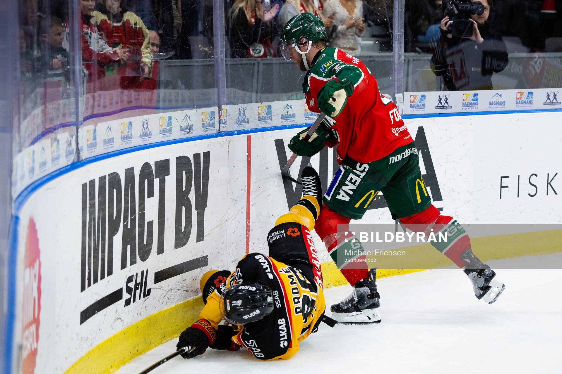 Frölundas Christian Folin tacklar Luleås Mathias Bromé