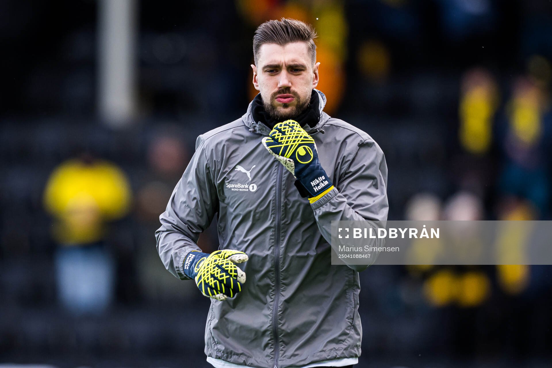 Nikita Haikin of Bodø/Glimt warms up