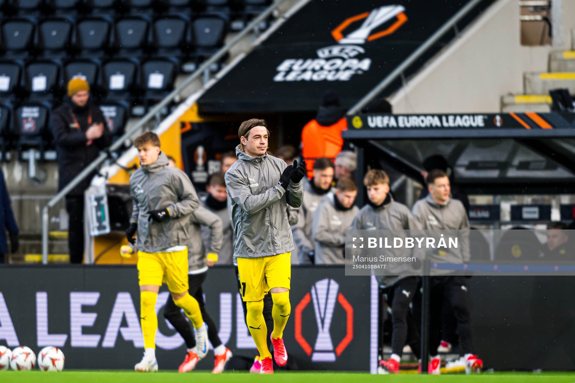 Patrick Berg of Bodø/Glimt warms up