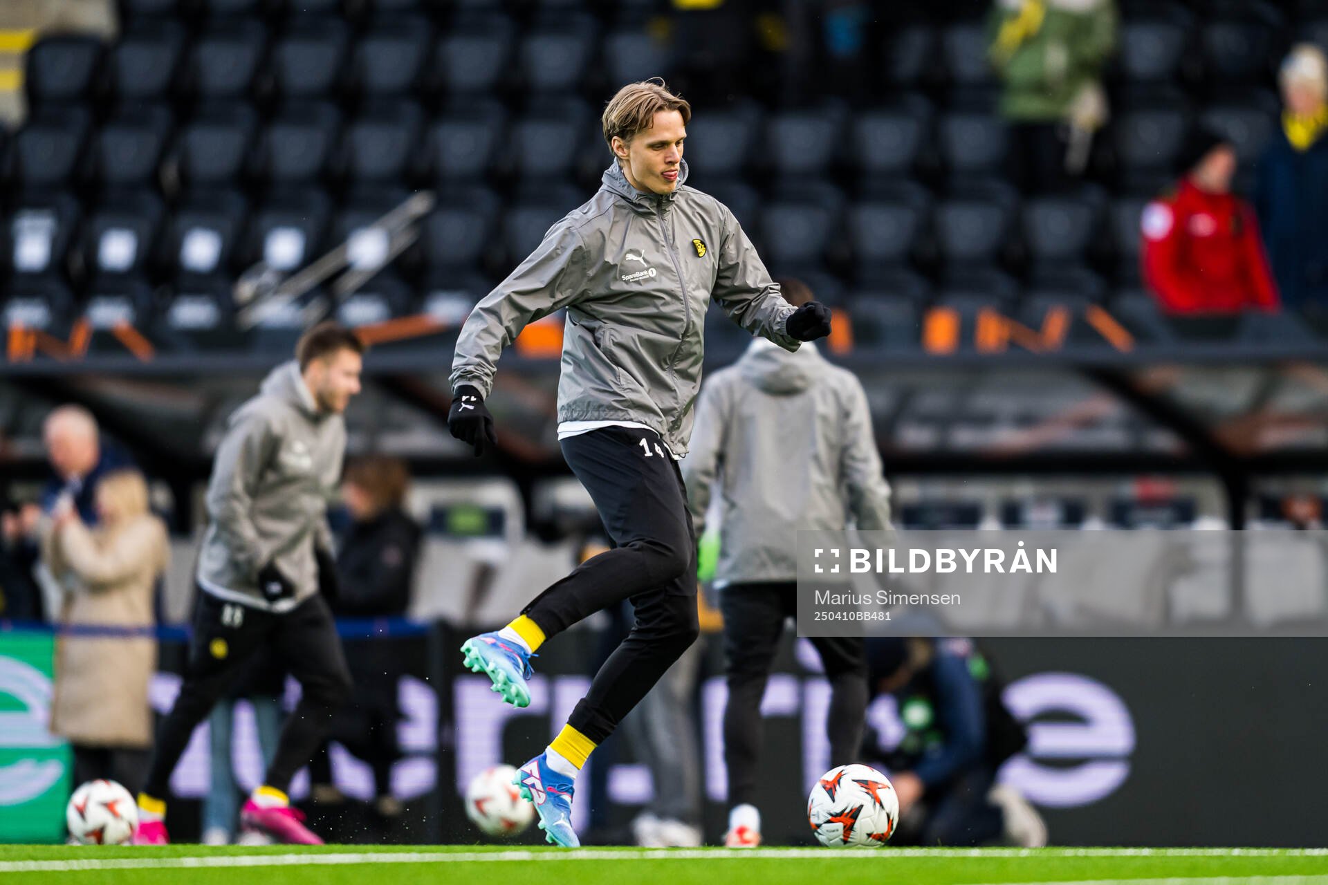 Ulrik Saltnes of Bodø/Glimt warms up