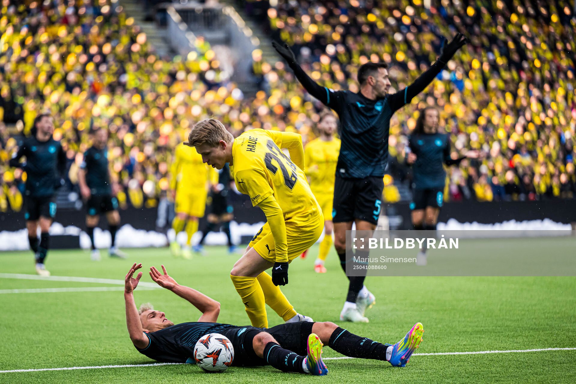 Gustav Isaksen of Lazio and Jens Petter Hauge of Bodø/Glimt