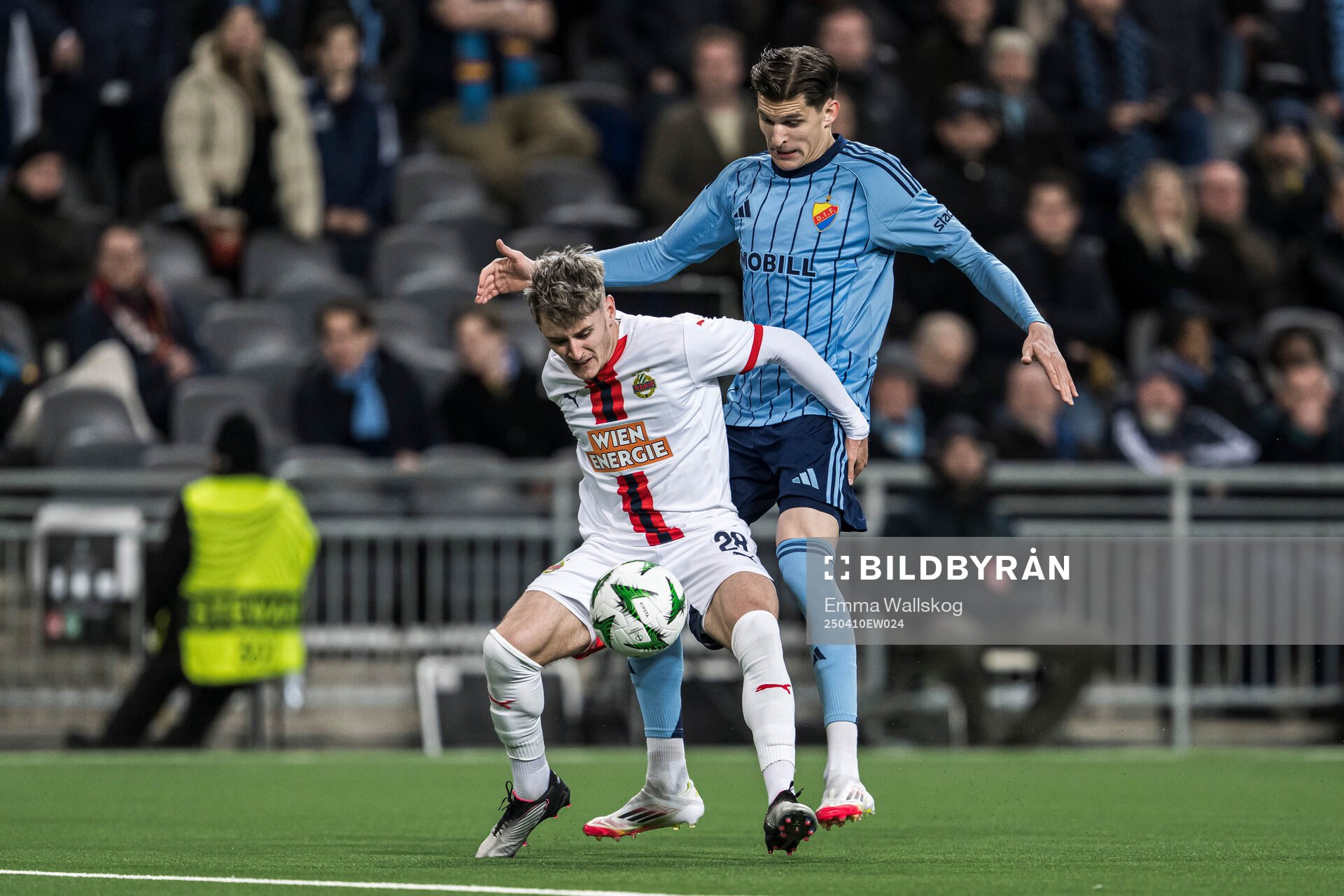 Moritz Oswald of Rapid Wien and Nino Zugelj of Djurgården
