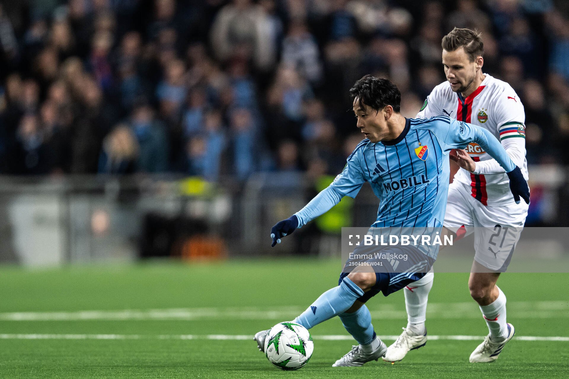 Keita Kosugi of Djurgården and Louis Schaub of Rapid Wien